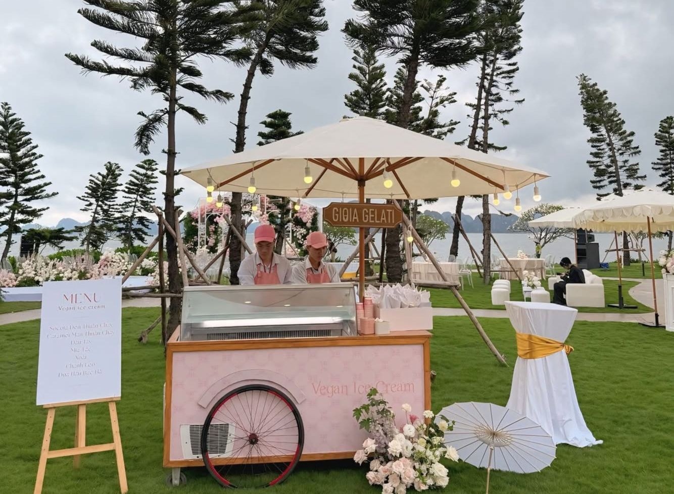 Không gian tiệc cưới của Hồ Quỳnh Hương tại đảo Rều, Quảng Ninh. Không gian tiệc cưới của Hồ Quỳnh Hương tại đảo Rều, Quảng Ninh.