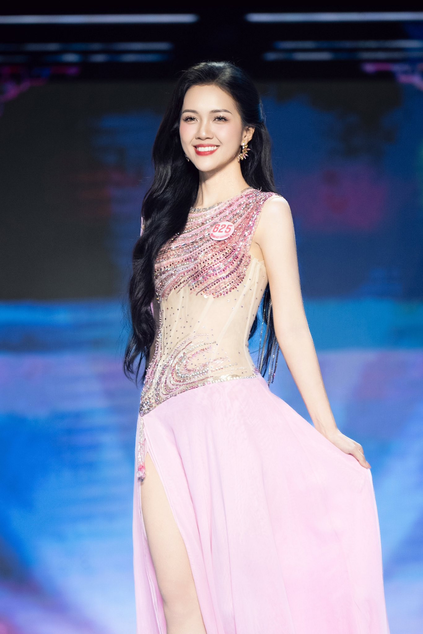 Thí sinh Nguyễn Hoàng Mỹ Vân (SBD 625) sinh năm 1999, đến từ TPHCM. Cô cao 1,68 m, số đo ba vòng 74-58-87 cm. Cô là MC song ngữ, trợ giảng đối ngoại tại Trung tâm Ngoại ngữ Bộ ngoại giao. Mỹ Vân giành giải Á khôi 1, Hoa khôi Áo dài ở cuộc thi Nét đẹp sinh viên năm 2019 của Đại học Tôn Đức Thắng, TPHCM. Ngoài tiếng Anh, Mỹ Vân có thể giao tiếp cơ bản và hát bằng tiếng Trung.