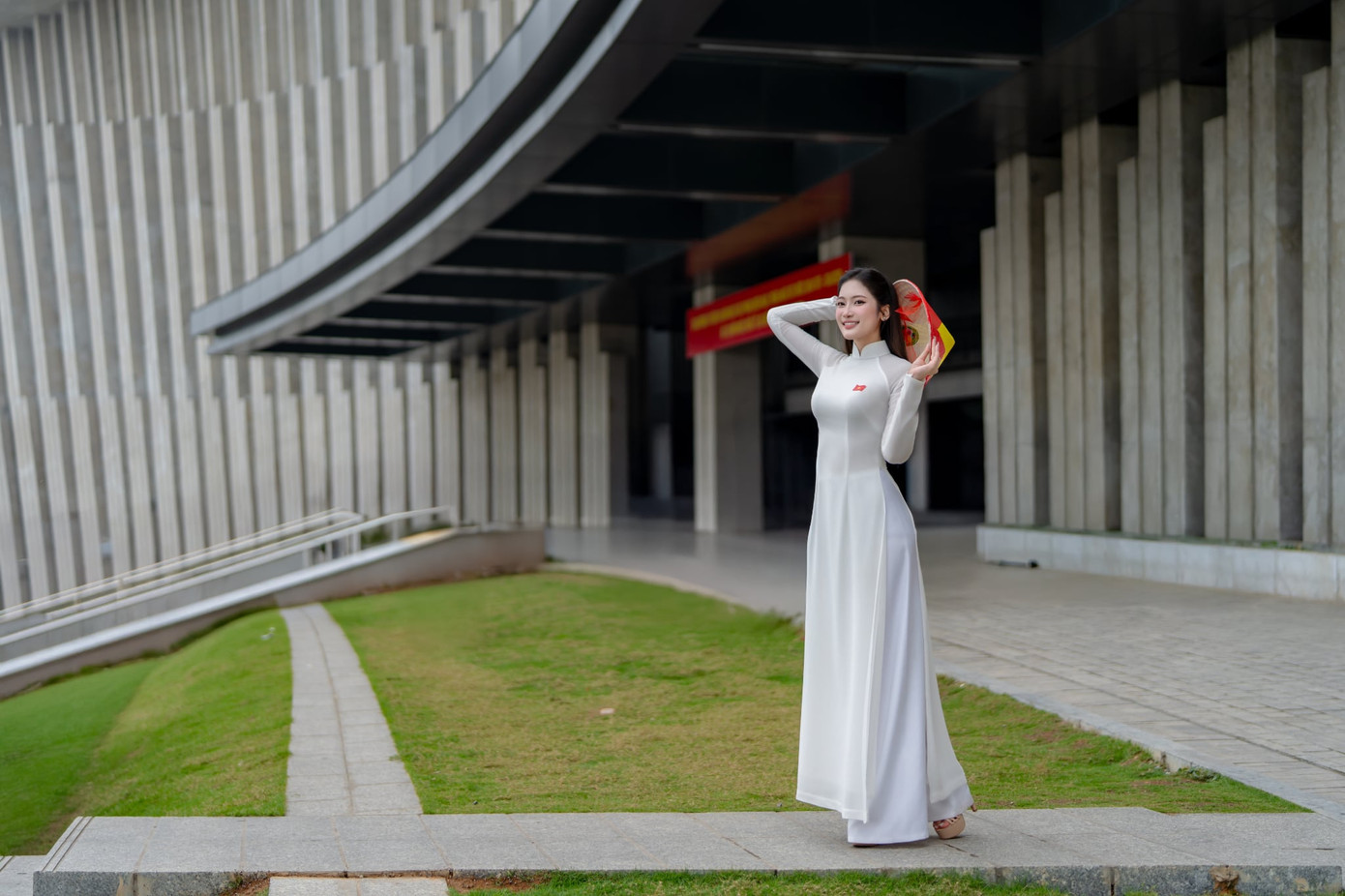 Dịp nghỉ lễ cũng trùng thời gian Hương Giang được về nhà sau hơn một tháng ở nhà chung Hoa hậu Việt Nam 2024. &quot;Sau hành trình thi Hoa hậu Việt Nam, được trở về nhà khiến tôi thật sự xúc động. Cảm giác được trở về với gia đình, với những người thân yêu, tôi thấy bình yên và được tiếp thêm năng lượng. Những bữa cơm giản dị, những câu chuyện thân quen gợi cho tôi cảm xúc khó tả, vừa tự hào vừa biết ơn&quot;, người đẹp xứ Thanh chia sẻ.