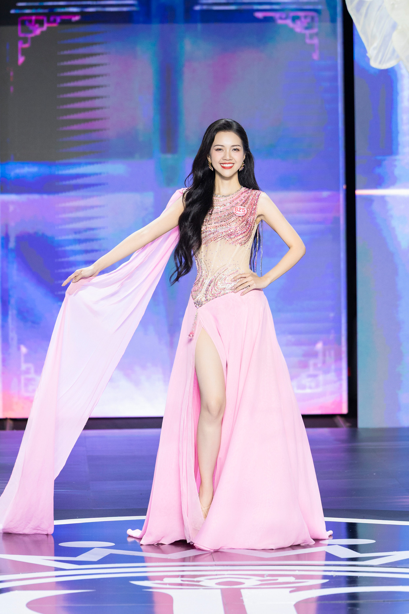 Mỹ Vân cho rằng các thí sinh không may mắn phải dừng bước ở chung khảo đều để lại trong cô ấn tượng riêng. Có người truyền cảm hứng bằng sự mạnh mẽ, có người bằng trái tim ấm áp. “Tôi nghĩ ai cũng xứng đáng được bước tiếp. Nhưng tôi tin, hành trình phía trước của họ còn rất dài và rực rỡ. Tinh thần của Hoa hậu Việt Nam đó là bạn không chỉ toả sáng trên sân khấu, còn thể hiện ở cách bạn đối diện với thử thách và tiếp tục lan tỏa những giá trị đẹp trong cuộc sống”, cô nói.