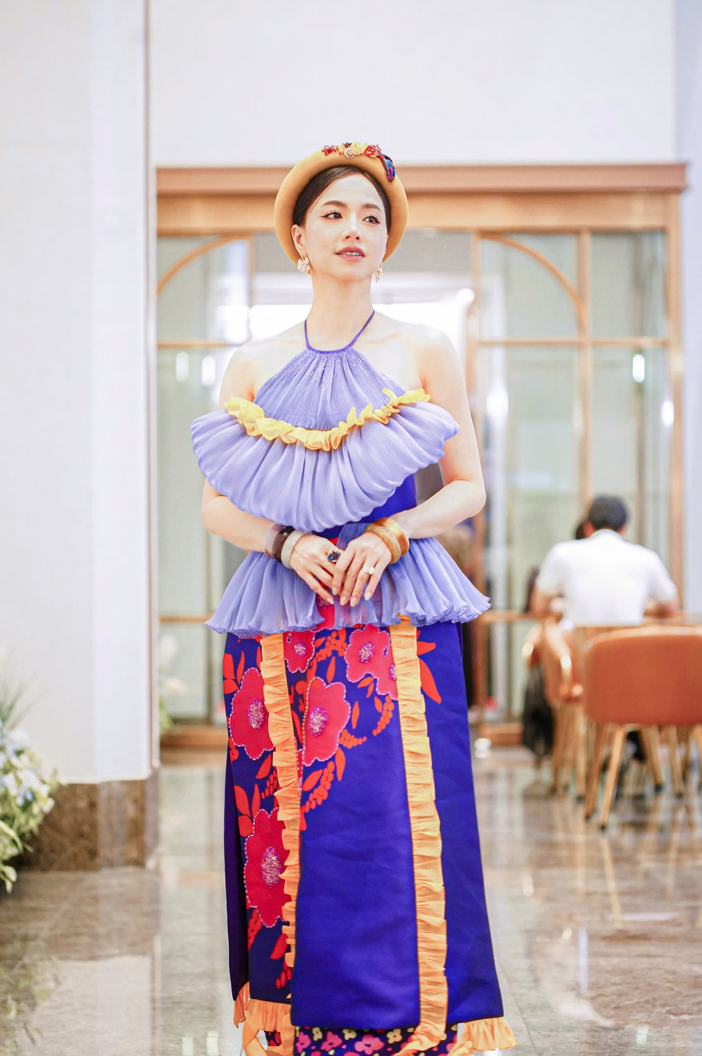 Đinh Ngọc Diệp sinh năm 1984, tại TPHCM. Cô từng đạt danh hiệu Hoa khôi Tây Đô 2004 và Người mẫu được yêu thích tại giải Người mẫu Việt Nam năm 2006. Cô nổi tiếng qua các vai diễn trong phim như Anh chỉ có mình em, Hoa dã quỳ, Mưa thủy tinh, Chuyện tình xa xứ, Cô dâu đại chiến, Người bất tử… Ngoài diễn xuất, cô giữ vai trò giám đốc sản xuất phim Tôi thấy hoa vàng trên cỏ xanh, Người vợ cuối cùng, Thám tử Kiên: Kỳ án không đầu.