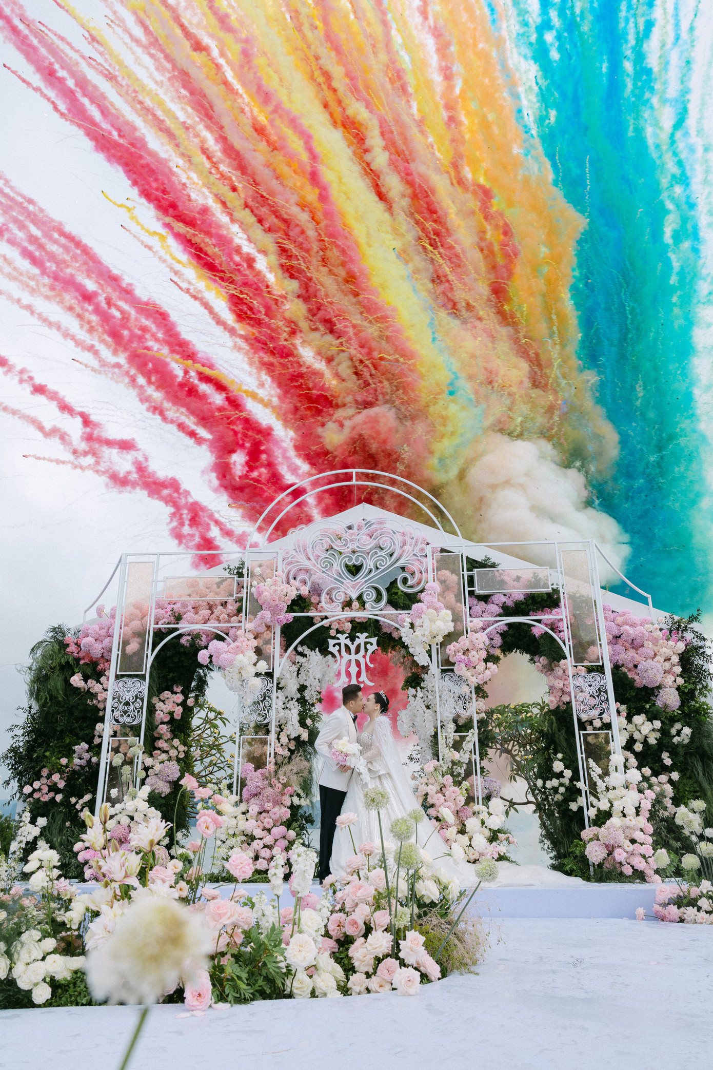 Khoảnh khắc Hồ Quỳnh Hương bật khóc trong đám cưới. Không gian tiệc cưới của cặp đôi được trang trí tỉ mỉ bằng nhiều loại hoa tươi nhập khẩu. Khoảnh khắc Hồ Quỳnh Hương bật khóc trong đám cưới. Không gian tiệc cưới của cặp đôi được trang trí tỉ mỉ bằng nhiều loại hoa tươi nhập khẩu.