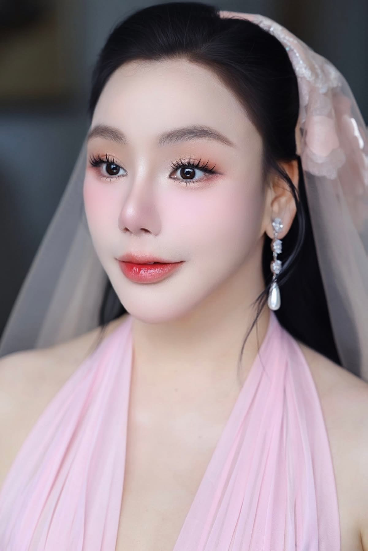 Hồ Quỳnh Hương diện váy cưới màu hồng, trang điểm tone trong veo. Hồ Quỳnh Hương diện váy cưới màu hồng, trang điểm tone trong veo.