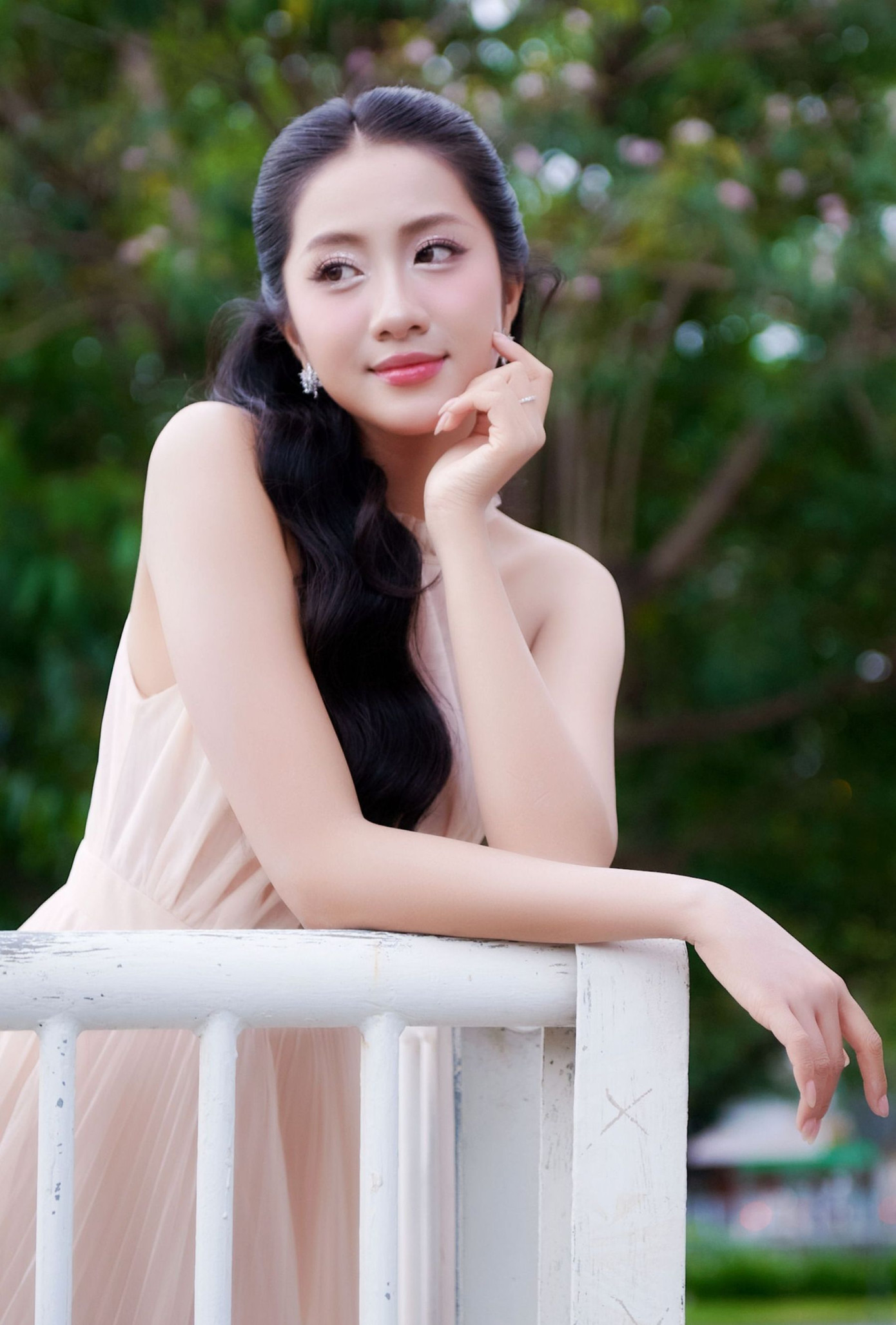 Điều Trúc Linh nhớ nhất trong nhà chung Hoa hậu Việt Nam 2024 là khoảnh khắc quây quần bên các thí sinh. Cô lý giải việc họ phải sống xa gia đình nên rất nhớ những bữa cơm ấm cúng. Vì vậy, cô cảm thấy ấm áp như ở nhà khi được cùng ăn uống, trò chuyện với những người bạn từ khắp mọi miền Tổ quốc.