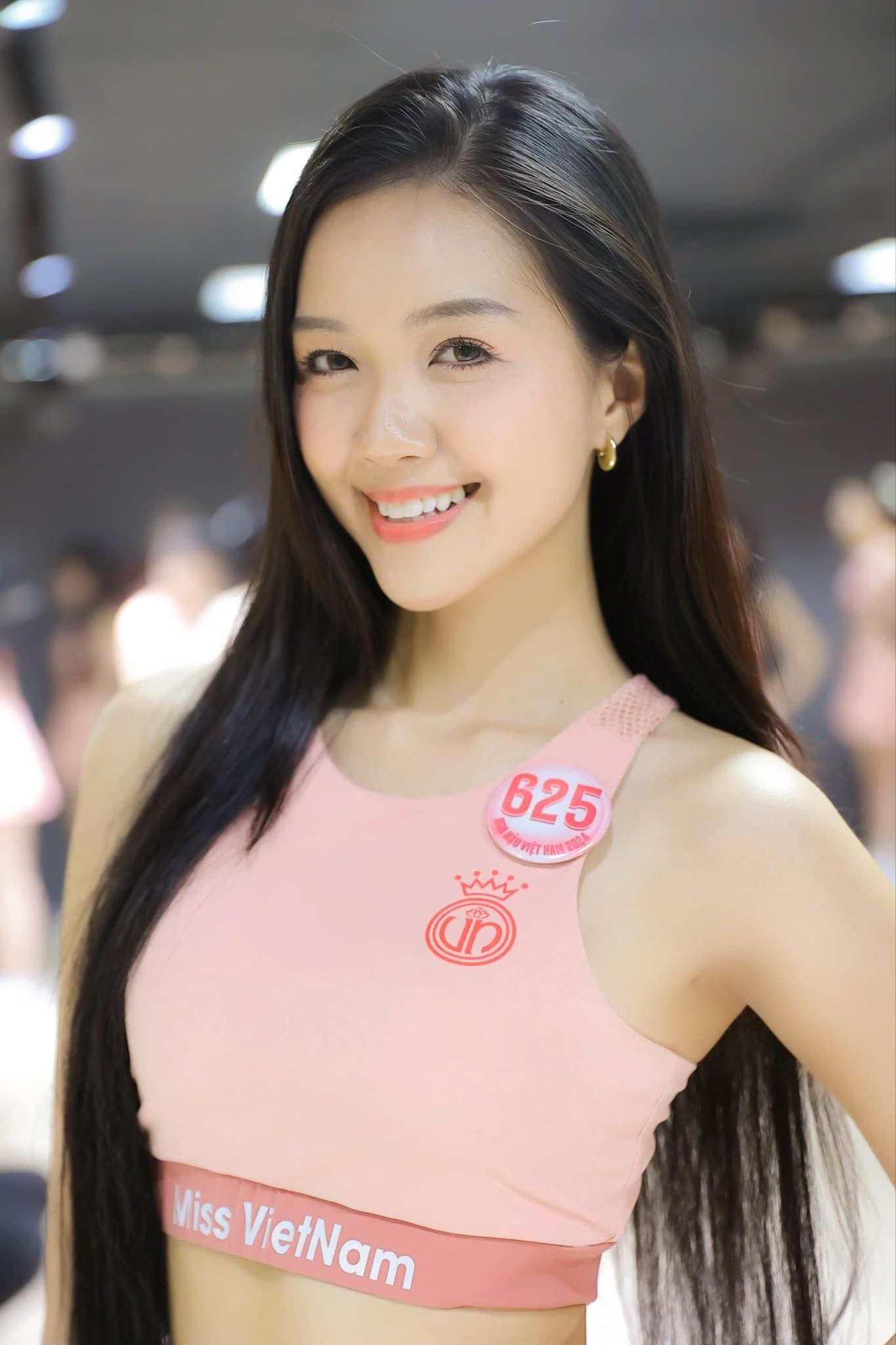 Mỹ Vân kể kỷ niệm đáng nhớ nhất tại vòng chung khảo Hoa hậu Việt Nam 2024 là hai lần được tổ chức sinh nhật ở Hà Nội. Trước đêm chung khảo, ê-kíp và thí sinh cùng chuẩn bị buổi tiệc bất ngờ. Đó cũng là lần đầu Mỹ Vân đón sinh nhật xa nhà, nhưng lại thấy ấm áp.