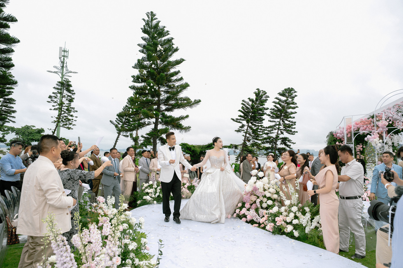 Hồ Quỳnh Hương hát tặng chú rể trong đám cưới. Hồ Quỳnh Hương hát tặng chú rể trong đám cưới.