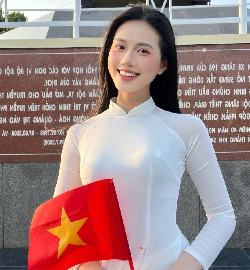 "Tôi thật sự biết ơn vì đã được gặp và đồng hành với 40 thí sinh trong hành trình Hoa hậu Việt Nam. Mỗi thí sinh là một màu sắc riêng, có người tài năng, có bạn nhân ái, người khác lại luôn lan toả năng lượng tích cực. Tôi học được sự chuyên nghiệp, tinh thần cầu tiến và hơn hết là sự đoàn kết. Dù là 'đối thủ' trong cuộc thi, mọi người lại hỗ trợ, chia sẻ và truyền cảm hứng cho nhau. Nhờ các bạn mà tôi không cảm thấy đơn độc trên hành trình này, ngược lại chúng tôi đang cùng nhau trưởng thành", Diệu Huyền chia sẻ.