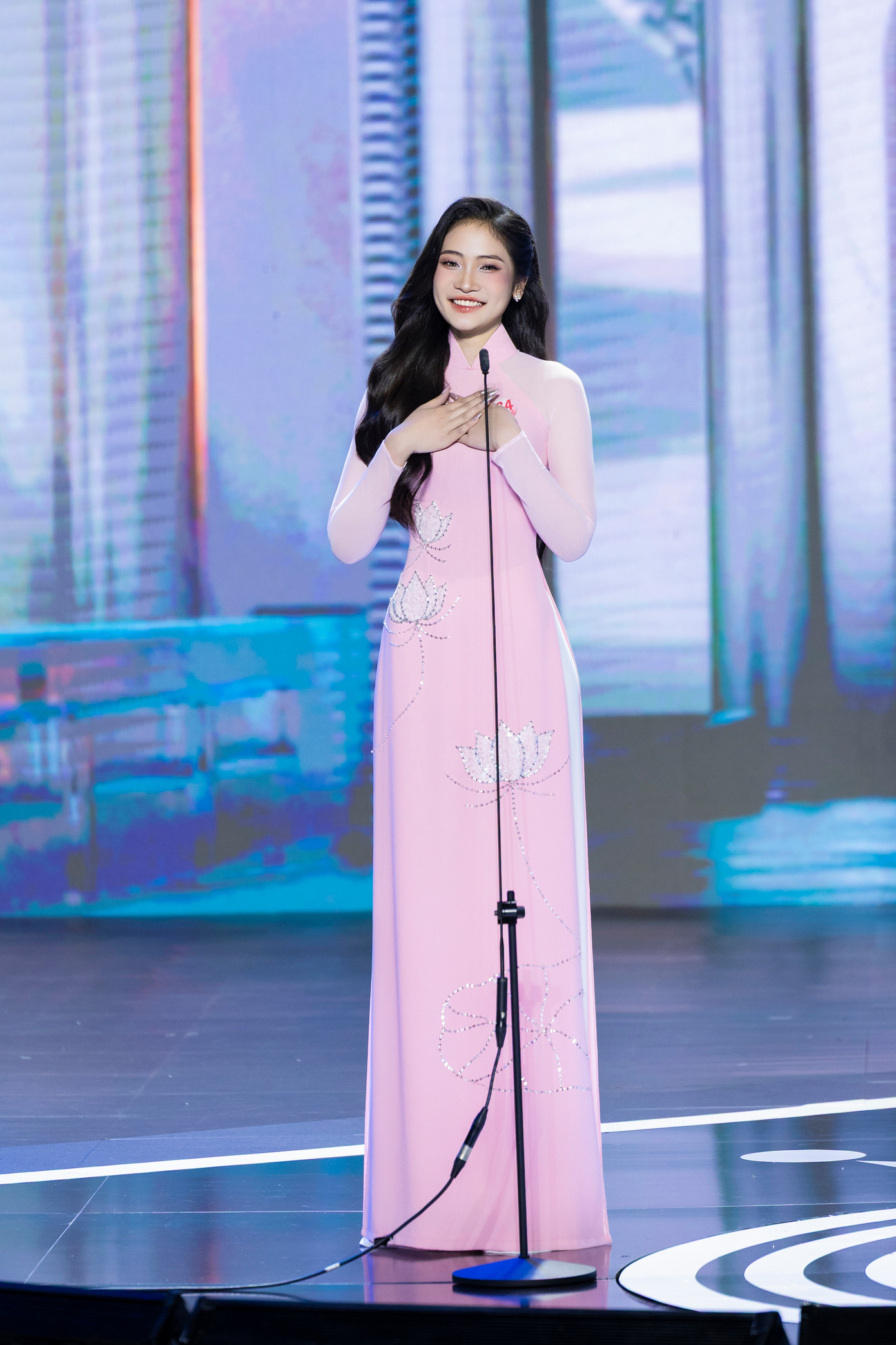 “Tôi muốn lan tỏa hình ảnh người con gái dịu dàng, kiên cường và đầy ước mơ”, Hương Giang nói.