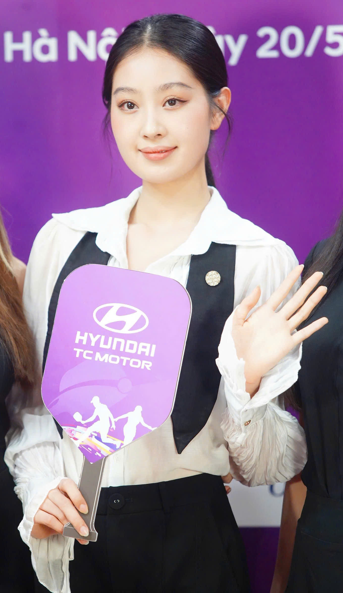 “Tôi nghĩ bất kỳ môn thể thao mới nào du nhập vào Việt Nam cũng vướng định kiến. Việc Pickleball bị xem là môn thể thao ‘bắt trend’ hay ra sân để chụp ảnh là một góc nhìn khá phiến diện. Thực tế, Pickleball là một bộ môn mang tính cộng đồng cao, giúp mọi người gắn kết, rèn luyện sức khỏe và thư giãn sau những giờ học, giờ làm căng thẳng. Tôi tin rằng khi được hiểu đúng và trải nghiệm thực tế, mọi người sẽ thấy Pickleball không chỉ là một trào lưu nhất thời, mà là một hoạt động thể chất thú vị, có chiều sâu và dễ tạo dựng phong cách sống lành mạnh”, Giáng My bày tỏ.