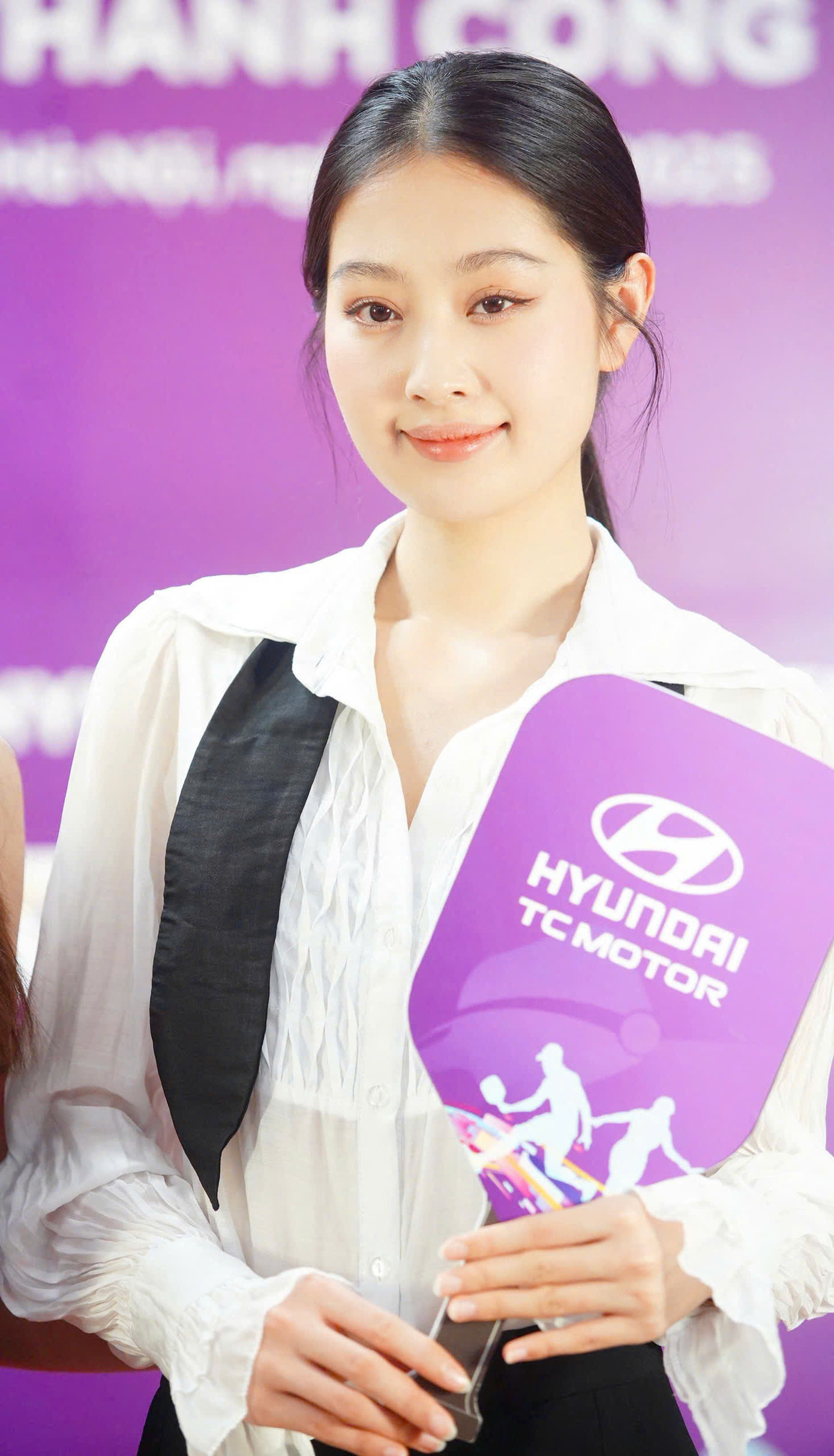 “Tôi nghĩ bất kỳ môn thể thao mới nào du nhập vào Việt Nam cũng vướng định kiến. Việc Pickleball bị xem là môn thể thao ‘bắt trend’ hay ra sân để chụp ảnh là một góc nhìn khá phiến diện. Thực tế, Pickleball là một bộ môn mang tính cộng đồng cao, giúp mọi người gắn kết, rèn luyện sức khỏe và thư giãn sau những giờ học, giờ làm căng thẳng. Tôi tin rằng khi được hiểu đúng và trải nghiệm thực tế, mọi người sẽ thấy Pickleball không chỉ là một trào lưu nhất thời, mà là một hoạt động thể chất thú vị, có chiều sâu và dễ tạo dựng phong cách sống lành mạnh”, Giáng My bày tỏ.