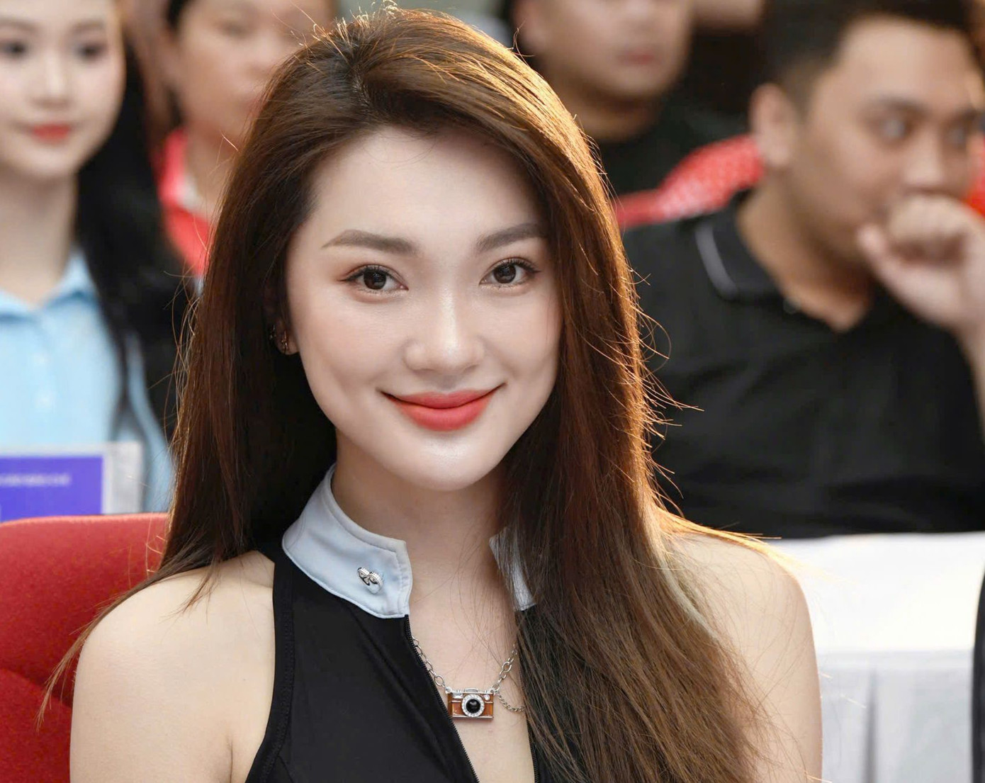 Theo Ngọc Nữ, việc Pickleball ngày càng lớn mạnh với độ phủ sóng rộng khắp là câu trả lời rõ nhất nó có phải môn thể thao bắt trend hay không. “Ngoài Pickleball, tôi vẫn duy trì các môn thể thao khác như Golf, gym, cầu lông…. Tuy nhiên, Pickleball là sân chơi mới, là không gian tôi có thể kết nối với bạn bè, đồng nghiệp. Đây cũng là môn thể thao đối kháng cực hay ho, mọi người nên thử”, cô nhấn mạnh.