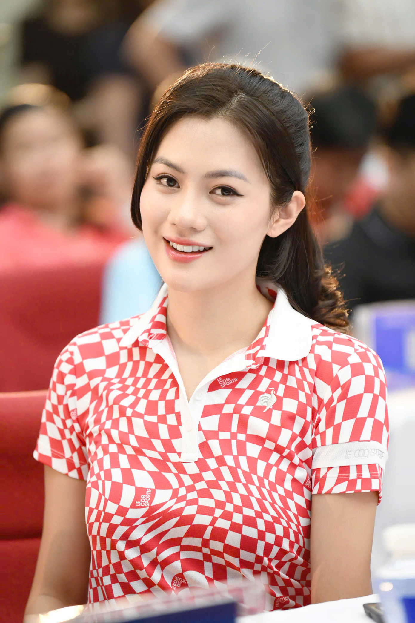 Người đẹp Vũ Hương Giang cho biết cô là một người mới so với phong trào Pickleball. “Khi bắt đầu vẫn còn nhiều bỡ ngỡ nhưng cảm thấy đây là bộ môn rất dễ tiếp cận. Tôi chọn bộ môn này với mục đích để tăng cường khả năng phản xạ, phối hợp, và giao lưu cùng bạn bè có chung sở thích”, Hương Giang nói