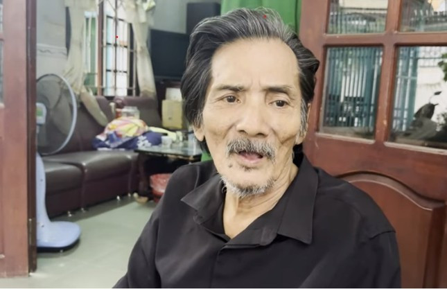 Nghệ sĩ Thương Tín sống cùng mẹ ruột đã già yếu và được người thân chăm sóc, cưu mang ở quê nhà Ninh Thuận.