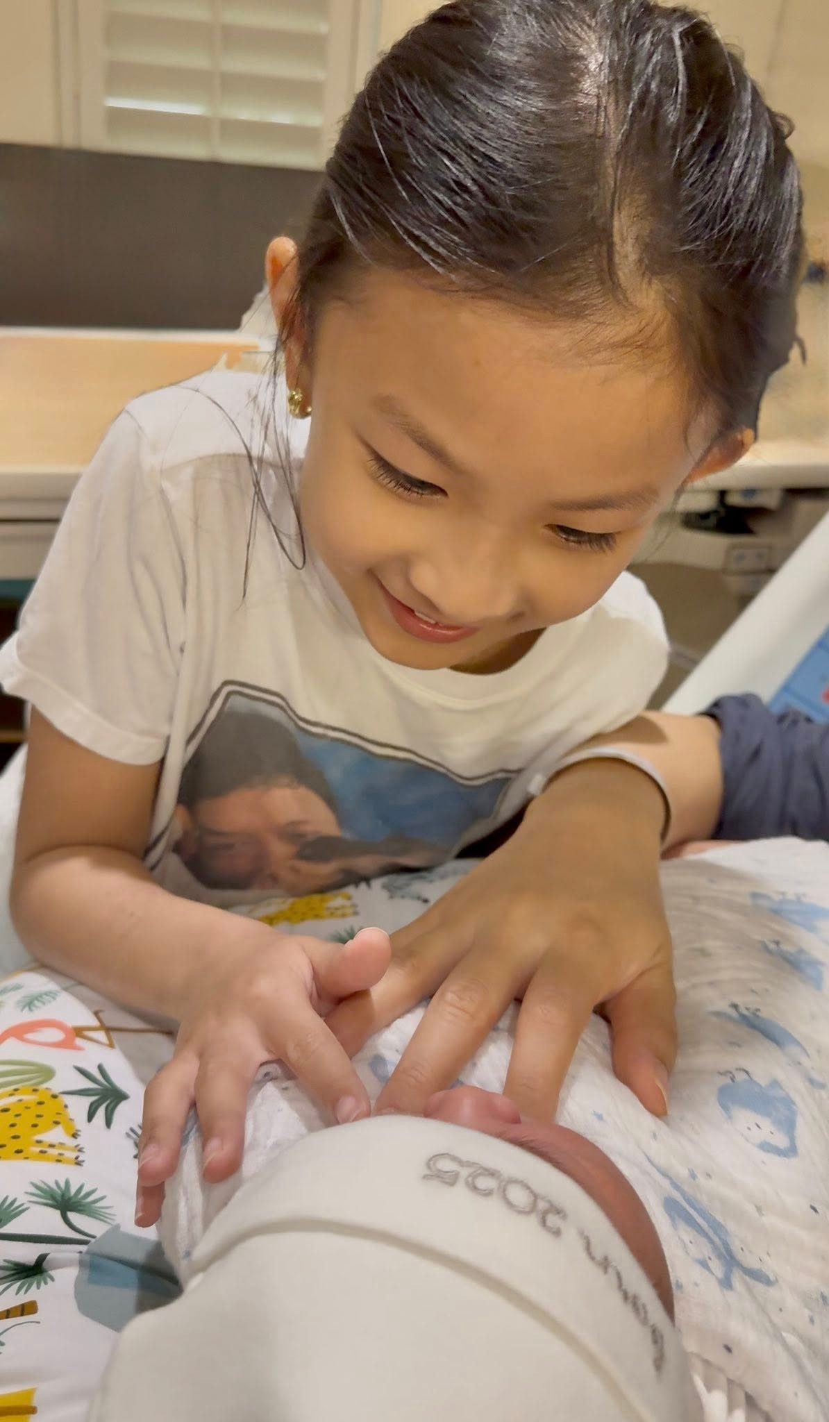 Ca sĩ Lam Trường thông tin gia đình anh vừa đón con trai Liam Lâm Minh Tiêu hôm 9/5 tại một bệnh viện ở Mỹ. Ca sĩ Lam Trường thông tin gia đình anh vừa đón con trai Liam Lâm Minh Tiêu hôm 9/5 tại một bệnh viện ở Mỹ.