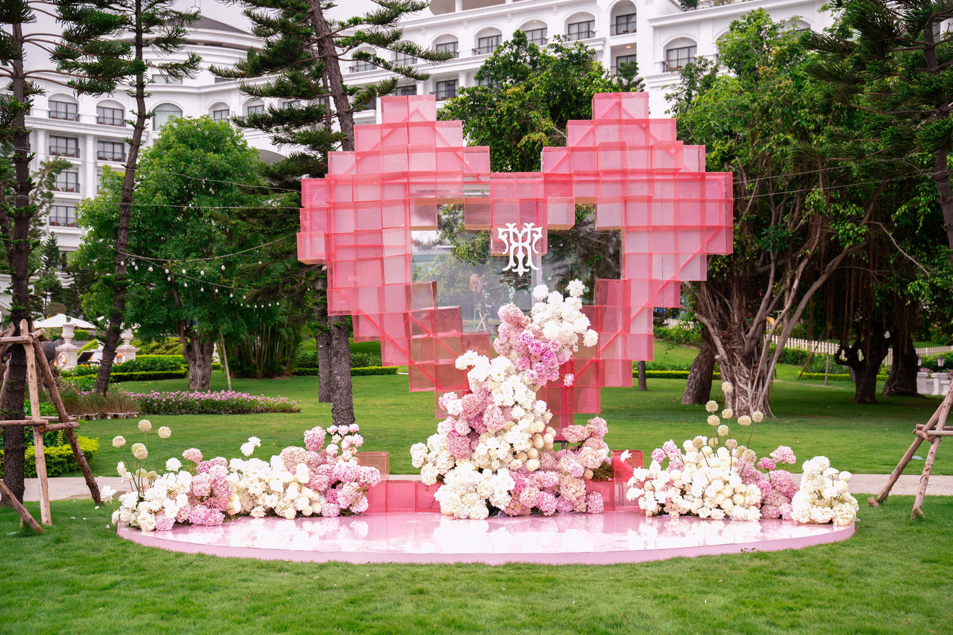 Không gian tiệc cưới của Hồ Quỳnh Hương tại đảo Rều, Quảng Ninh. Không gian tiệc cưới của Hồ Quỳnh Hương tại đảo Rều, Quảng Ninh.