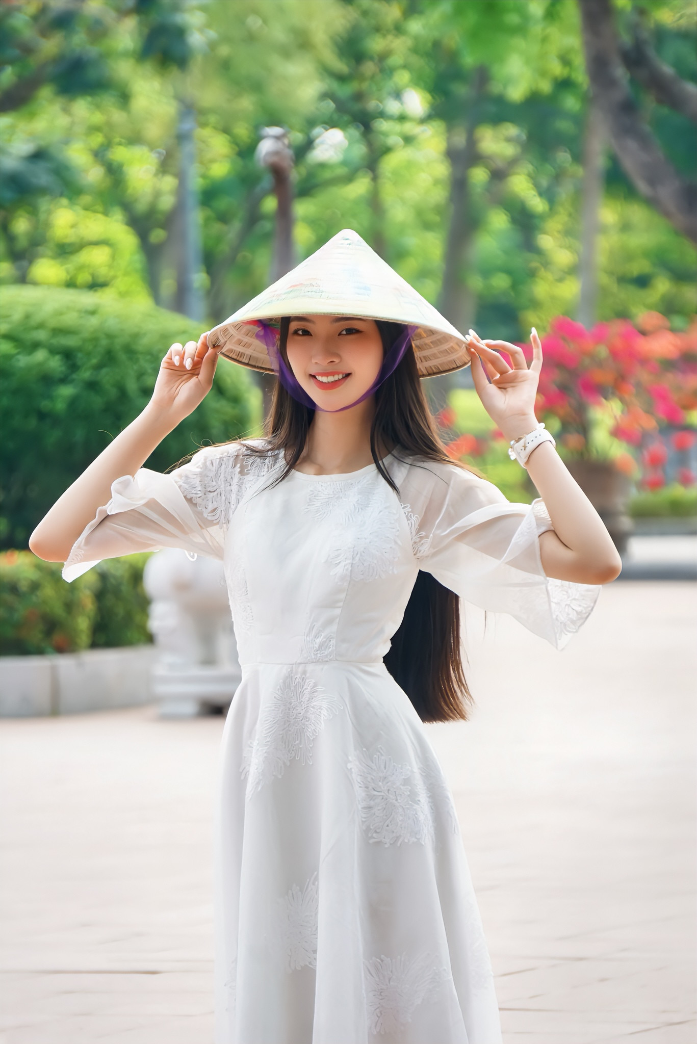 Trịnh Vũ Hồng Duyên sinh năm 2004, đến từ Thanh Hóa. Cô là sinh viên Đại học Anh Quốc Việt Nam. Hồng Duyên nói cô được truyền cảm hứng từ Hoa hậu Đỗ Thị Hà. Câu chuyện về sự nỗ lực, kiên trì và tinh thần không ngừng vươn lên của đàn chị giúp cô có thêm động lực theo đuổi ước mơ tại Hoa hậu Việt Nam.