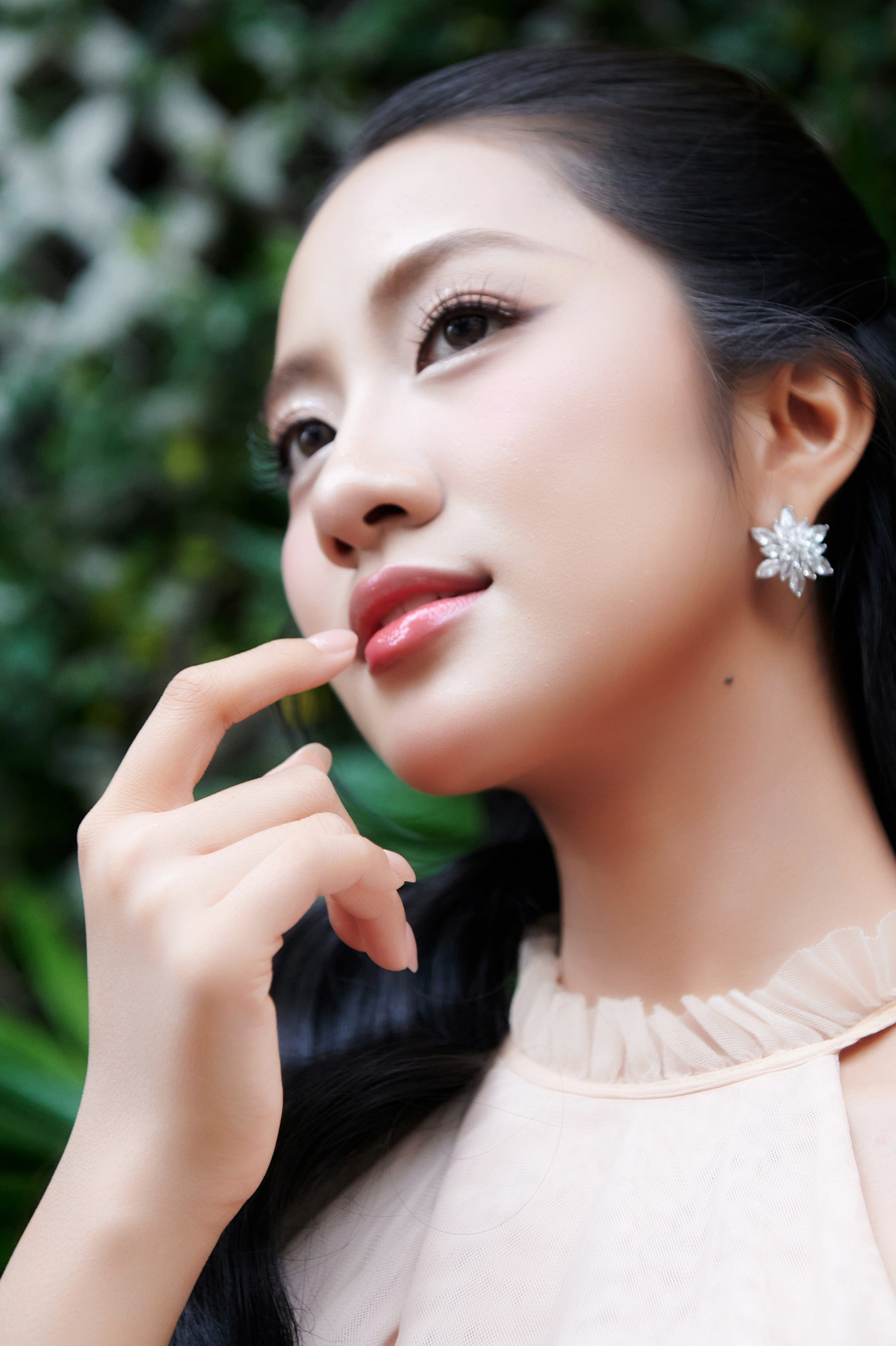 Theo Trúc Linh, cô lớn lên trong tình yêu thương và sự dạy dỗ kỹ càng của ba mẹ. Từ nhỏ, cô được ba mẹ dặn dò phải sống tử tế, biết chia sẻ, biết nghĩ cho người khác trước. "Lớn lên ở Phú Yên, tôi có nhiều cơ hội được tham gia các hoạt động ngoại khóa và dần rèn cho mình sự mạnh dạn, tinh thần trách nhiệm, ý chí không bỏ cuộc. Dù từng gặp không ít rào cản, cả về sức khỏe và công việc, tôi cố gắng học cách chấp nhận, vượt qua khó khăn", Trúc Linh chia sẻ.