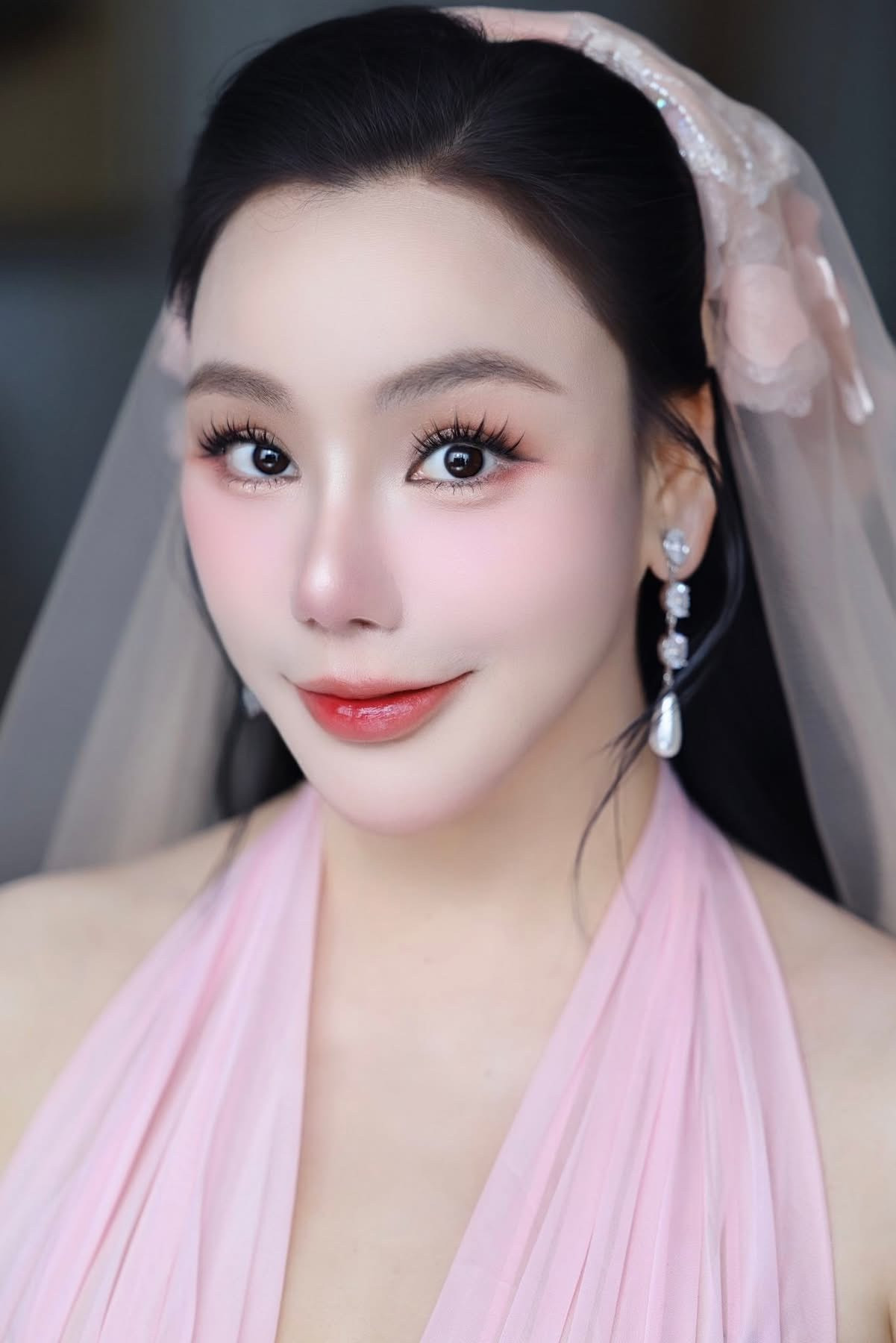 Hồ Quỳnh Hương diện váy cưới màu hồng, trang điểm tone trong veo. Hồ Quỳnh Hương diện váy cưới màu hồng, trang điểm tone trong veo.