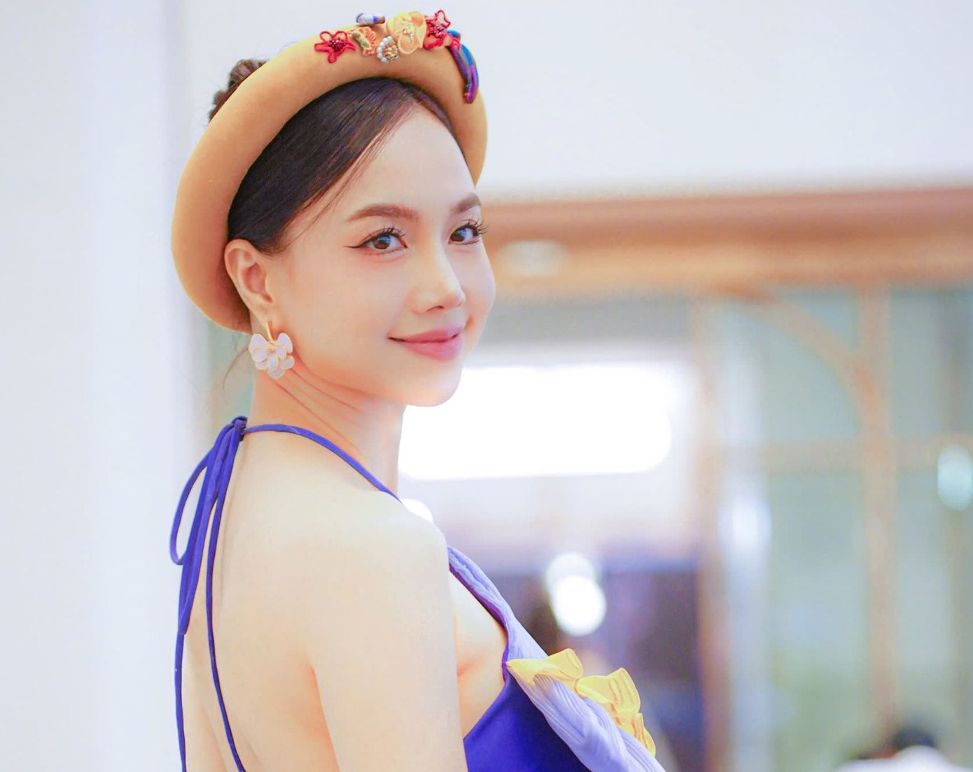 “Bất kể danh xưng nào khán giả ưu ái dành cho tôi, là diễn viên hay nhà sản xuất, tôi đều thấy ngại. Mục tiêu của tôi không phải danh xưng hay sự thừa nhận, tôi chỉ luôn cố gắng làm tốt, góp sức vào sự thành công cho dự án”, cô nói.