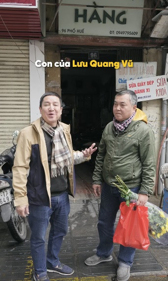 Nghệ sĩ Chí Trung đăng tải video tới thăm căn nhà của vợ chồng nhà thơ Lưu Quang Vũ và Xuân Quỳnh ở khu tập thể 96 Phố Huế. Cùng về với NSƯT Chí Trung là BTV Lưu Minh Vũ - con trai nhà thơ Lưu Quang Vũ và người vợ đầu tiên - diễn viên Tố Uyên. Nghệ sĩ Chí Trung đăng tải video tới thăm căn nhà của vợ chồng nhà thơ Lưu Quang Vũ và Xuân Quỳnh ở khu tập thể 96 Phố Huế. Cùng về với NSƯT Chí Trung là BTV Lưu Minh Vũ - con trai nhà thơ Lưu Quang Vũ và người vợ đầu tiên - diễn viên Tố Uyên.