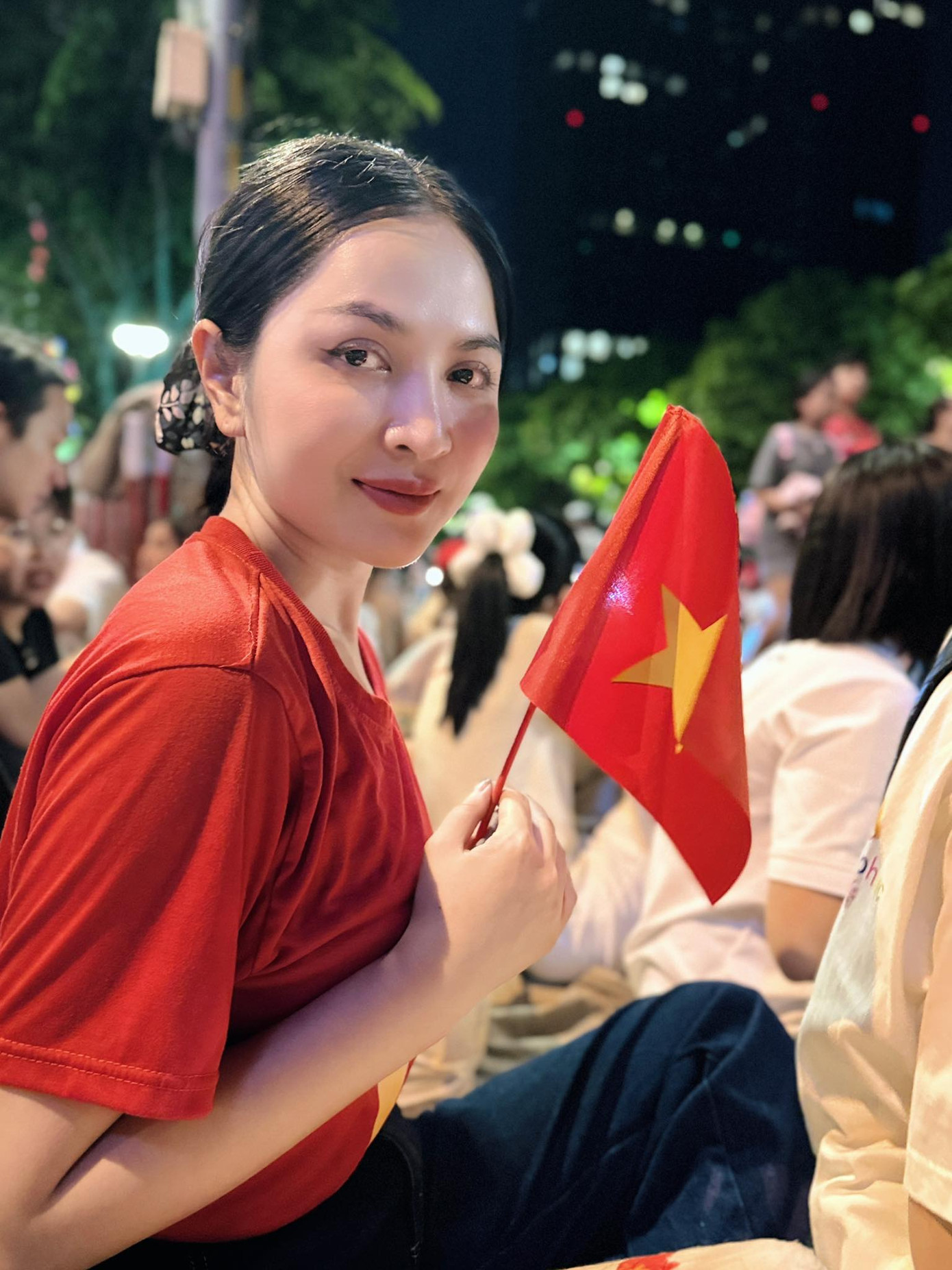 Duyên Quỳnh là ca sĩ đầu tiên thể hiện Viết tiếp câu chuyện hòa bình và kiên trì giúp bài hát lan tỏa đến được với khán giả Duyên Quỳnh là ca sĩ đầu tiên thể hiện Viết tiếp câu chuyện hòa bình và kiên trì giúp bài hát lan tỏa đến được với khán giả