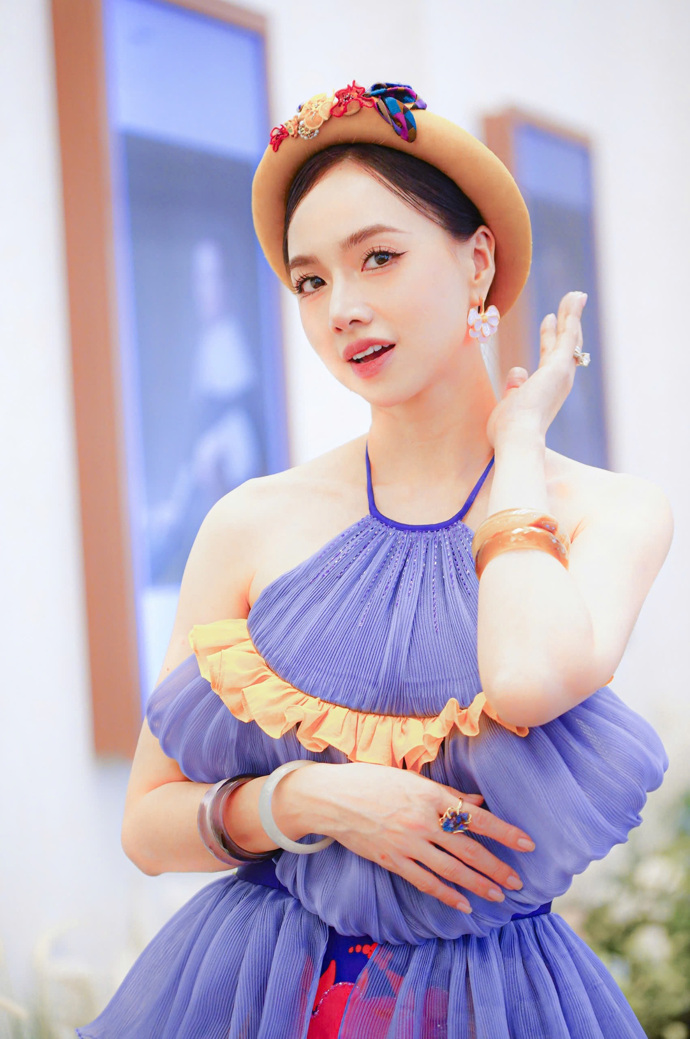 Theo Đinh Ngọc Diệp, ở phim trường cô có nhiều vai trò vừa là diễn viên, nhà sản xuất, làm mẹ của hai em bé và vợ của đạo diễn. Cô tâm sự bản thân chịu nhiều áp lực khi không phải là cái tên bán vé cộng thêm khó khăn ở vấn đề đầu tư, gọi vốn.