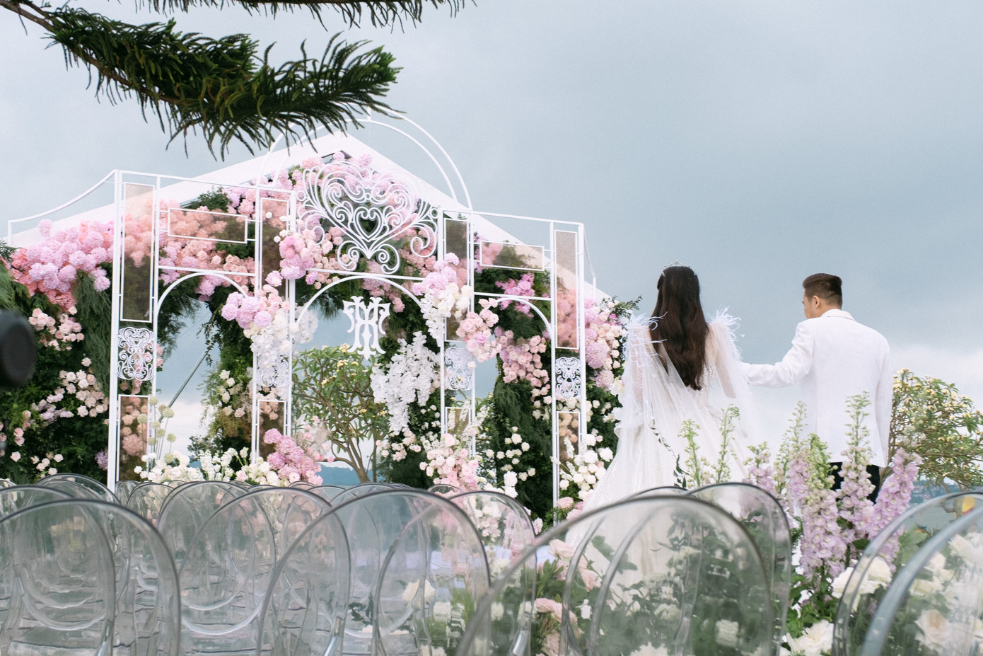 Hồ Quỳnh Hương hát tặng chú rể trong đám cưới. Hồ Quỳnh Hương hát tặng chú rể trong đám cưới.