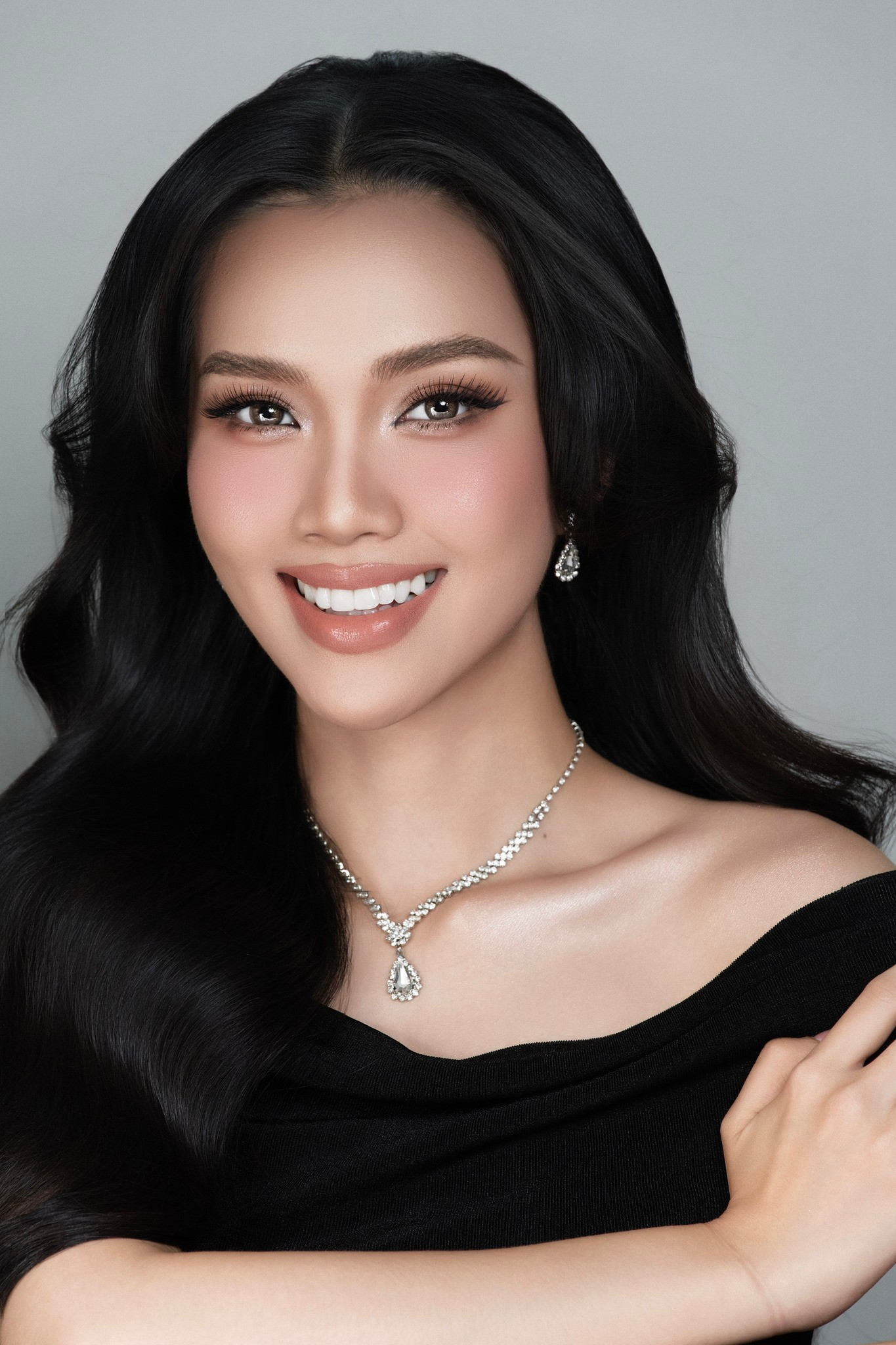 Mỹ Vân chia sẻ năm 2019, cô đạt danh hiệu Á khôi 1 cuộc thi Nét đẹp sinh viên Đại học Tôn Đức Thắng. Sau đó, cô tốt nghiệp cử nhân ngành Ngôn ngữ Anh và bắt đầu theo đuổi công việc dẫn chương trình song ngữ, làm diễn viên, trợ giảng, đồng thời cộng tác trong lĩnh vực truyền thông.