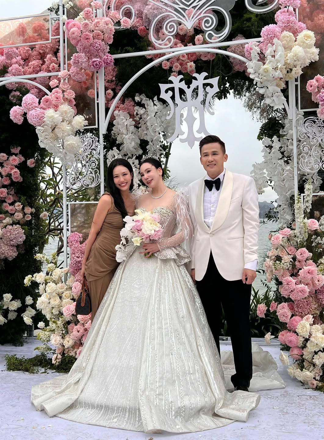 Dàn sao dự tiệc cưới của Hồ Quỳnh Hương. Dàn sao dự tiệc cưới của Hồ Quỳnh Hương.