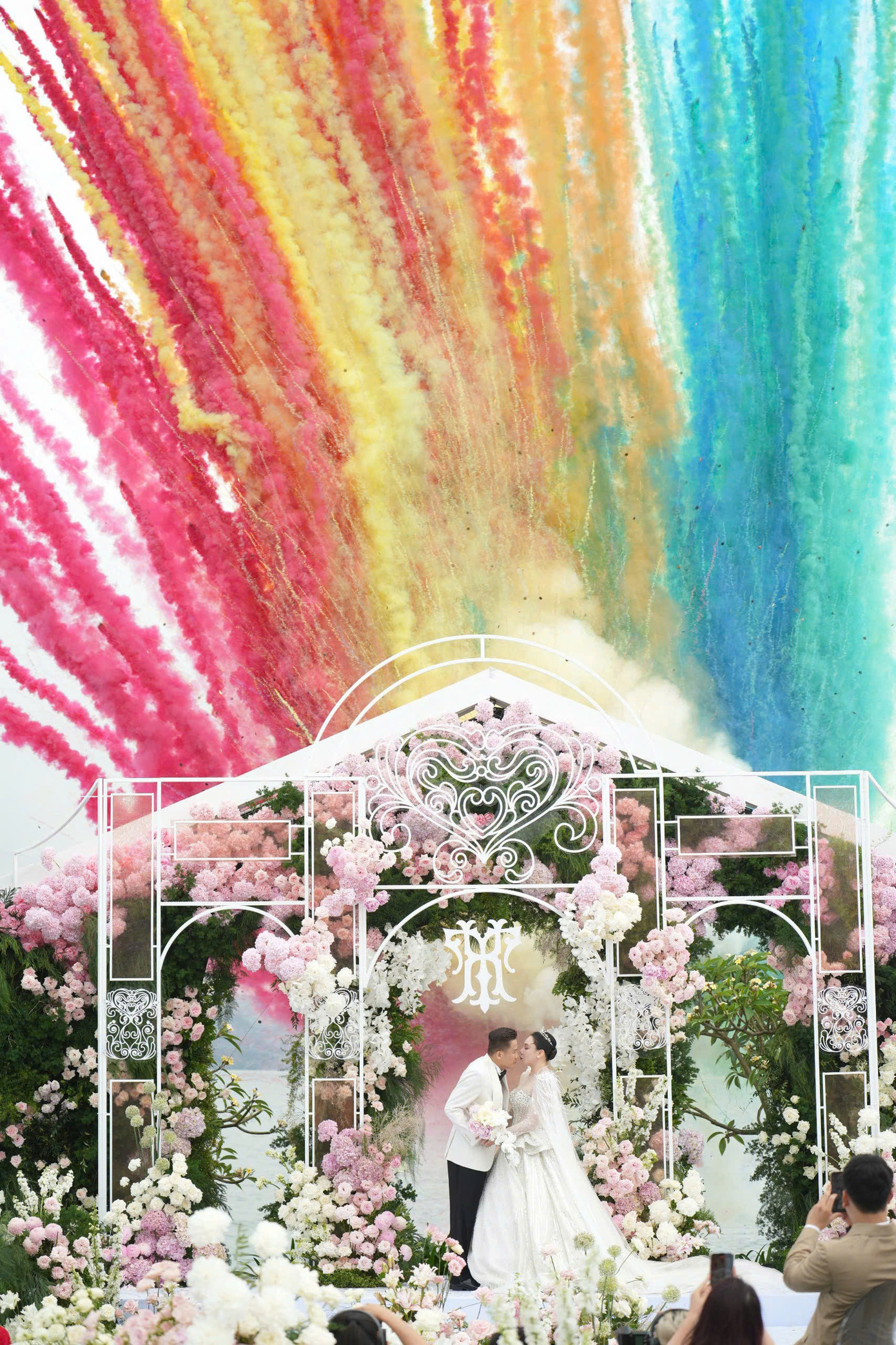 Khoảnh khắc Hồ Quỳnh Hương bật khóc trong đám cưới. Không gian tiệc cưới của cặp đôi được trang trí tỉ mỉ bằng nhiều loại hoa tươi nhập khẩu. Khoảnh khắc Hồ Quỳnh Hương bật khóc trong đám cưới. Không gian tiệc cưới của cặp đôi được trang trí tỉ mỉ bằng nhiều loại hoa tươi nhập khẩu.