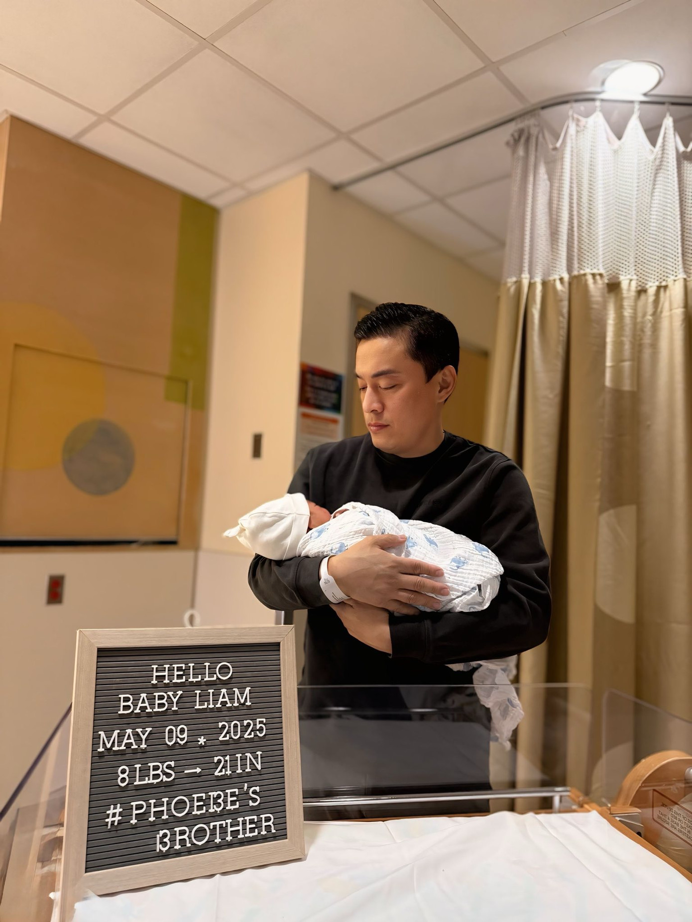 Ca sĩ Lam Trường thông tin gia đình anh vừa đón con trai Liam Lâm Minh Tiêu hôm 9/5 tại một bệnh viện ở Mỹ. Ca sĩ Lam Trường thông tin gia đình anh vừa đón con trai Liam Lâm Minh Tiêu hôm 9/5 tại một bệnh viện ở Mỹ.