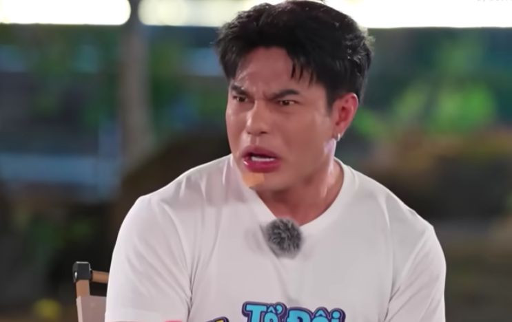 Lê Dương Bảo Lâm kể tình huống dở khóc dở cười khi bị hải quan Mỹ giữ lại và được Uyển Ân "giải cứu". Ảnh: Chụp màn hình. Lê Dương Bảo Lâm kể tình huống dở khóc dở cười khi bị hải quan Mỹ giữ lại và được Uyển Ân "giải cứu". Ảnh: Chụp màn hình.