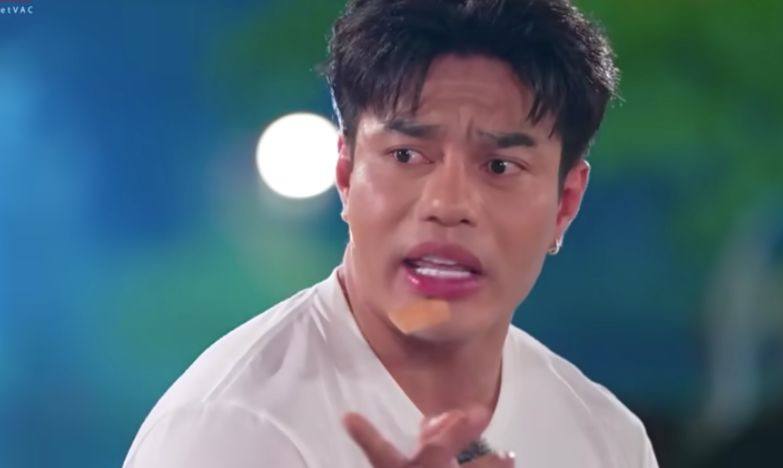 Lê Dương Bảo Lâm kể tình huống dở khóc dở cười khi bị hải quan Mỹ giữ lại và được Uyển Ân "giải cứu". Ảnh: Chụp màn hình. Lê Dương Bảo Lâm kể tình huống dở khóc dở cười khi bị hải quan Mỹ giữ lại và được Uyển Ân "giải cứu". Ảnh: Chụp màn hình.