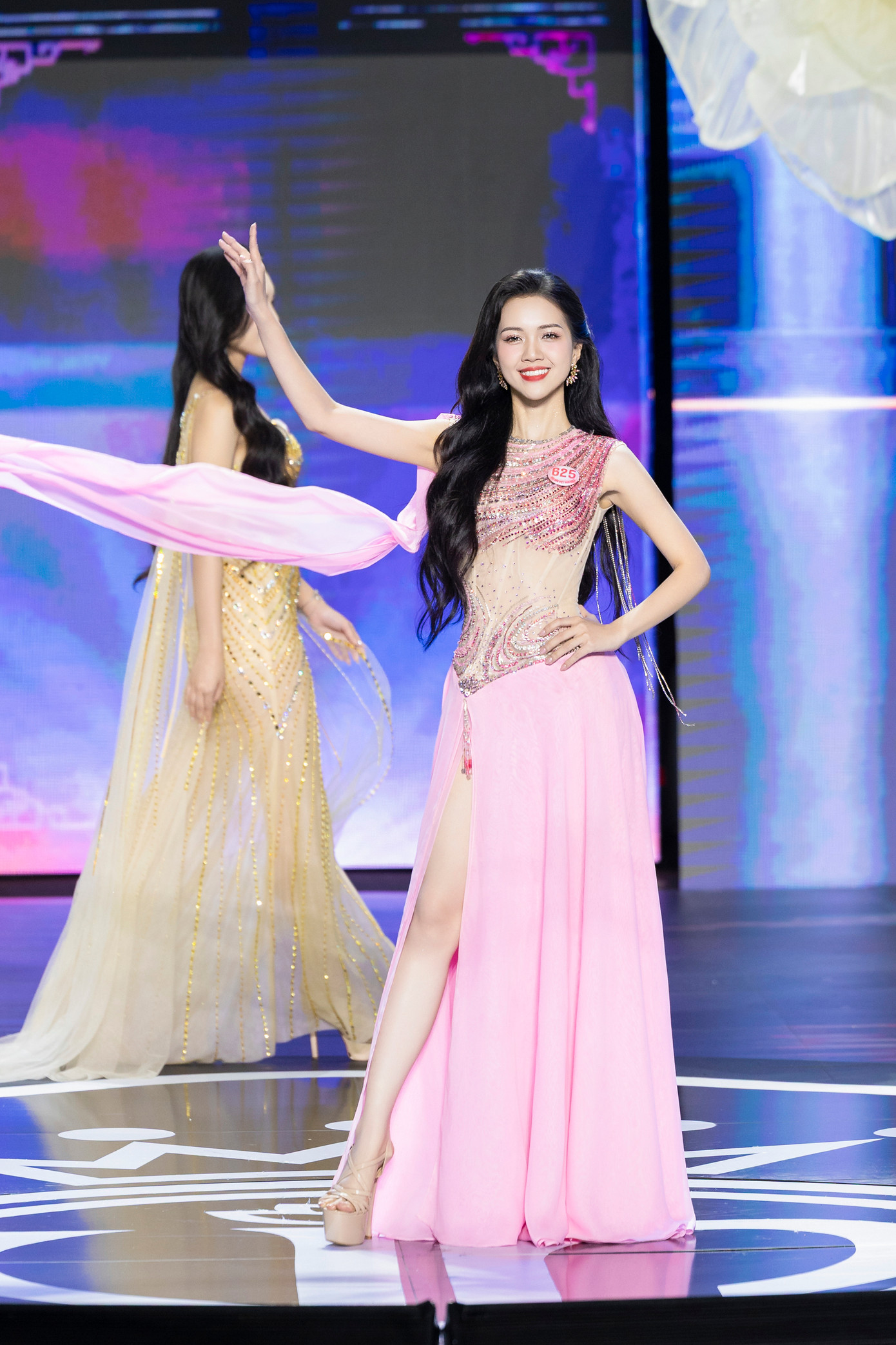 Mỹ Vân cho rằng các thí sinh không may mắn phải dừng bước ở chung khảo đều để lại trong cô ấn tượng riêng. Có người truyền cảm hứng bằng sự mạnh mẽ, có người bằng trái tim ấm áp. “Tôi nghĩ ai cũng xứng đáng được bước tiếp. Nhưng tôi tin, hành trình phía trước của họ còn rất dài và rực rỡ. Tinh thần của Hoa hậu Việt Nam đó là bạn không chỉ toả sáng trên sân khấu, còn thể hiện ở cách bạn đối diện với thử thách và tiếp tục lan tỏa những giá trị đẹp trong cuộc sống”, cô nói.