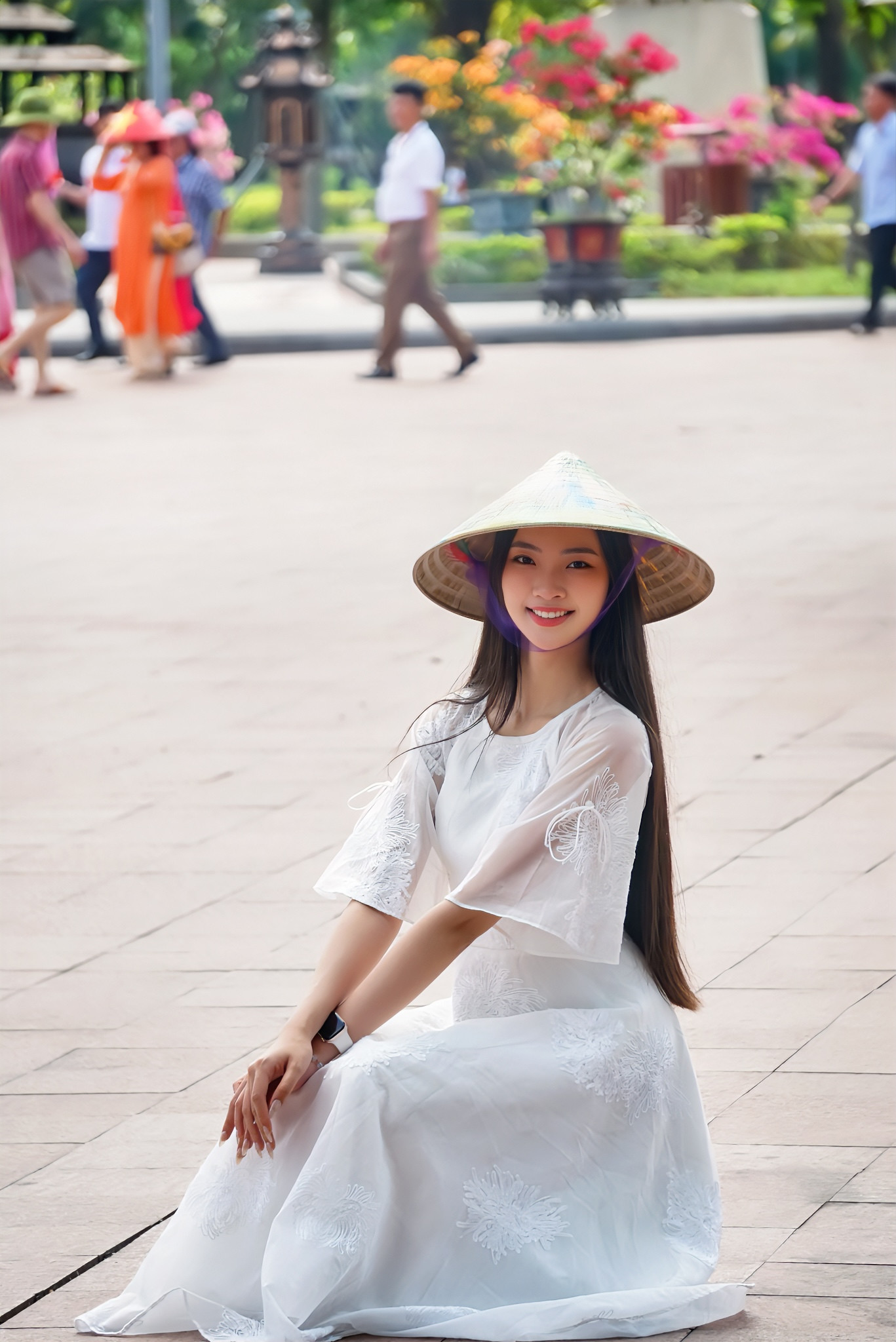 Theo Hồng Duyên, cô có chút bâng khuâng khi trở lại Thành cổ vì những ký ức ở nhà chung Hoa hậu Việt Nam 2024 chợt ùa về. &quot;Quay lại, lòng tôi bỗng trĩu nặng. Không còn những gương mặt thân quen năm nào, không còn tiếng cười rộn rã sau những thử thách cùng các thí sinh. Chỉ còn lại những ký ức, nhẹ nhàng mà đầy thương mến, cứ thế ùa về trong từng khoảnh khắc&quot;, cô chia sẻ.