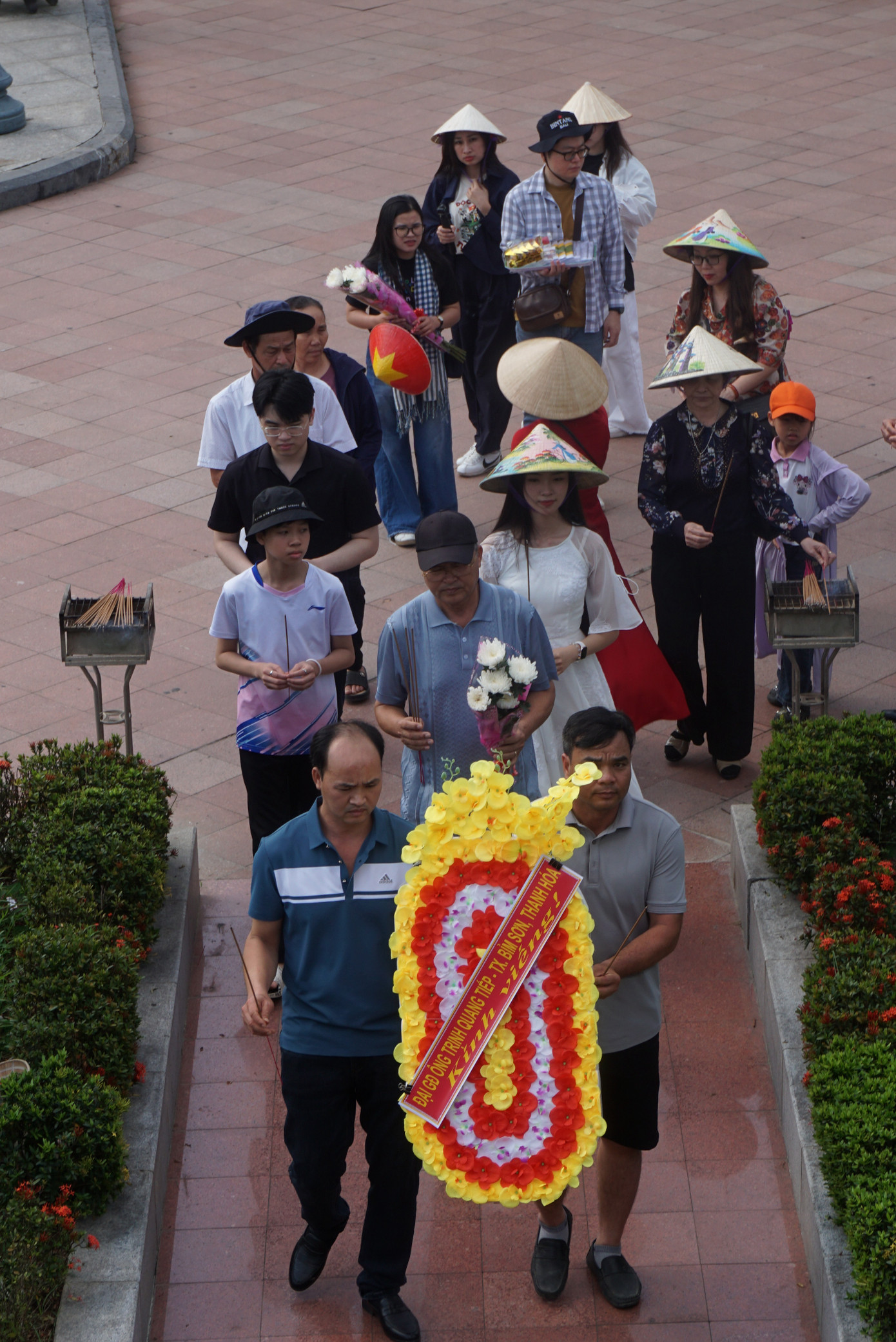 Vào dịp Kỷ niệm 50 năm Ngày Giải phóng miền Nam, thống nhất đất nước, thí sinh Trịnh Vũ Hồng Duyên (SBD 543) cùng đại gia đình trở về vùng đất lửa anh hùng Quảng Trị, dâng hương ở Thành cổ.