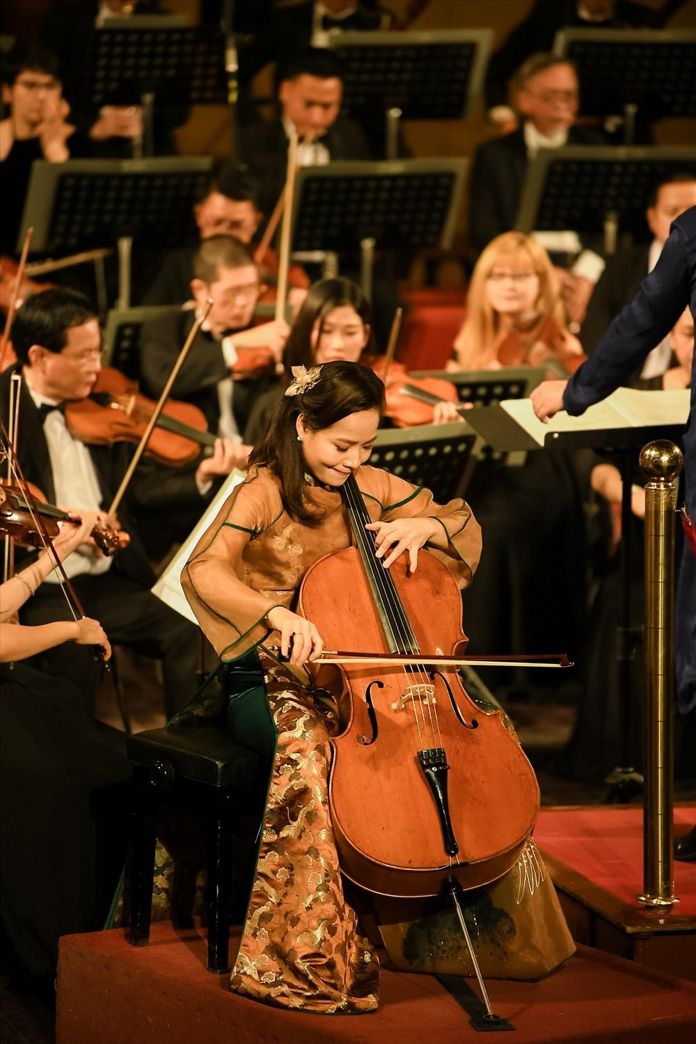 Đinh Hoài Xuân biểu diễn Bèo dạt mây trôi cùng dàn nhạc quốc tế.