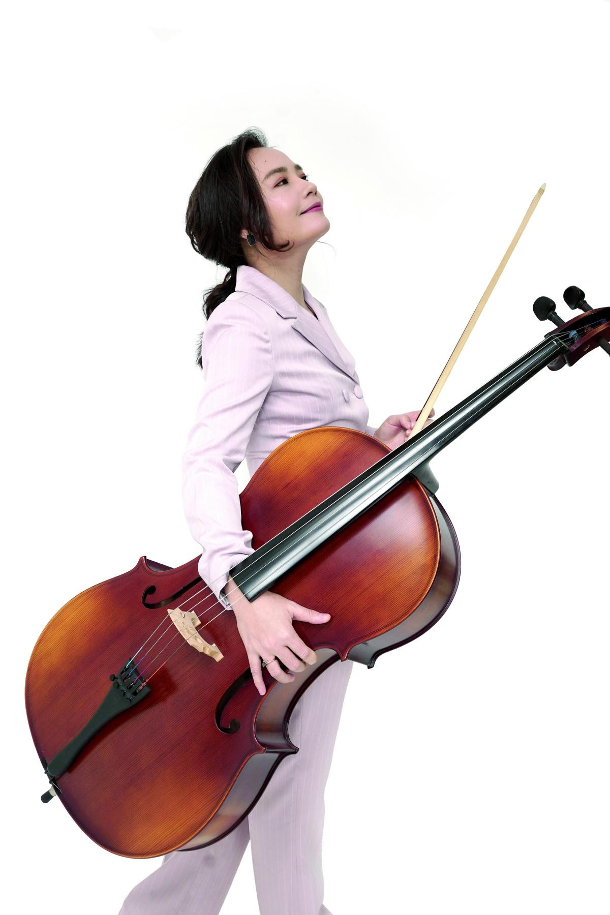 Đinh Hoài Xuân là nữ tiến sĩ cello đầu tiên ở Việt Nam.