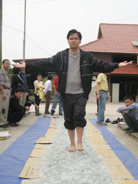 Tác giả bài viết trải nghiệm trên thảm thủy tinh dài 5m. Tác giả bài viết trải nghiệm trên thảm thủy tinh dài 5m