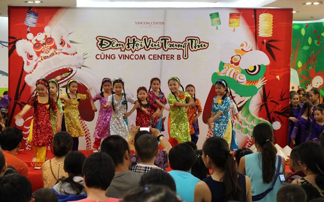 Tiết mục hát múa hiện đại “Sài Gòn đẹp lắm, Sài Gòn ơi” do các bé trong trang phục áo dài dễ thương biểu diễn vô cùng sôi động