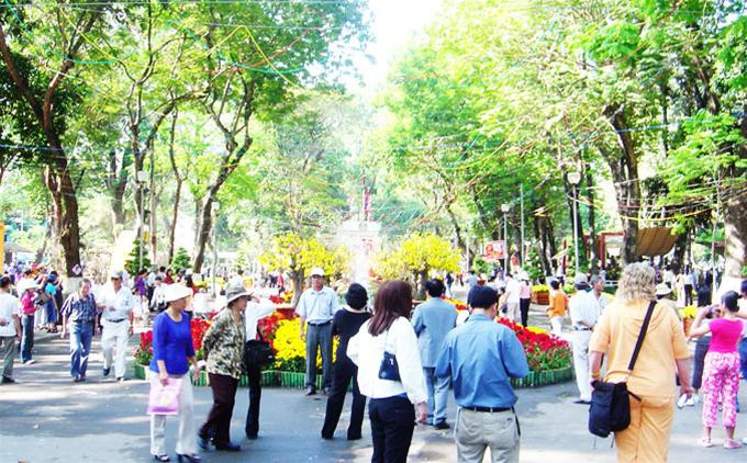 Hình tượng gà được kết thành từ các đóa hoa đủ màu sắc Rực rỡ sắc mai vàng mùa xuân Đài phun nước trang trí hình hoa sen Lựa chọn mua câu đối về treo ngày xuân Hồn nhiên tuổi thơ đón Tết Rộn ràng điệu nhảy sạp ngày xuân Trò chơi cà kheo đầy thử thách và thú vị Các em nhỏ hồn nhiên bên xích đu tiên Cuộc thi gói bánh chưng và bánh tét thu hút rất đông người xem Anh bộ đội khéo tay đang chăm chút cho chiếc bánh của mình Một thành viên xinh đẹp của nhóm Lọ Lem cũng đang nhiệt tình tham gia Đông đảo người dân thành phố tham quan Hội Hoa