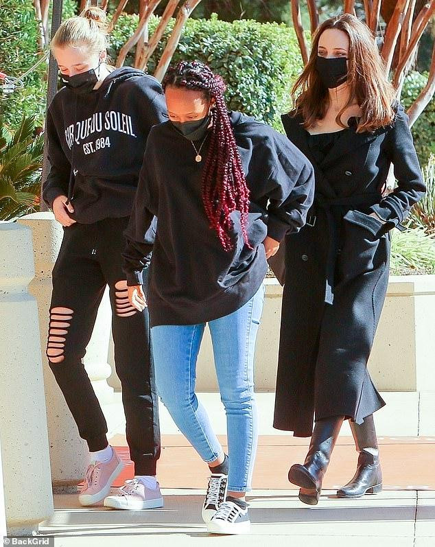 Shiloh rời khỏi lớp nhảy sau giờ học cùng mẹ và chị gái Zahara