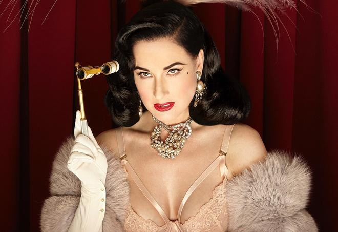 Dita Von Teese không hề xấu hổ khi bản thân là một vũ nữ thoát y