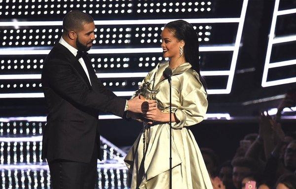 Drake và Rihanna tại lễ trao giải VMAs năm 2016 Drake và Rihanna tại lễ trao giải VMAs năm 2016