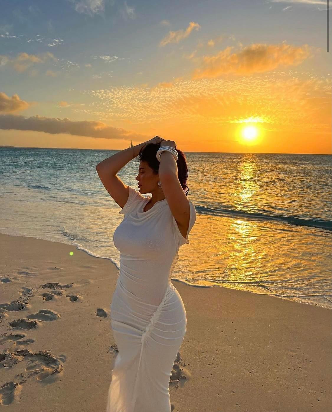 Kylie Jenner xinh đẹp tựa nữ thần trong chiếc váy trắng