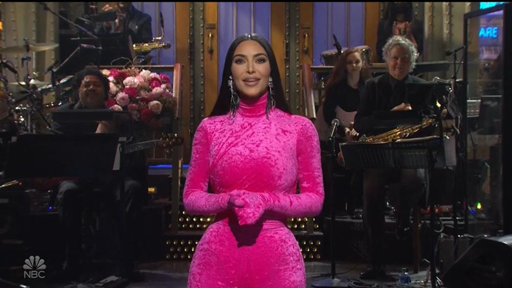 Kim Kardashian mở màn "Saturday Night Live" trong trang phục Kanye West làm stylist Kim Kardashian mở màn "Saturday Night Live" trong trang phục Kanye West làm stylist