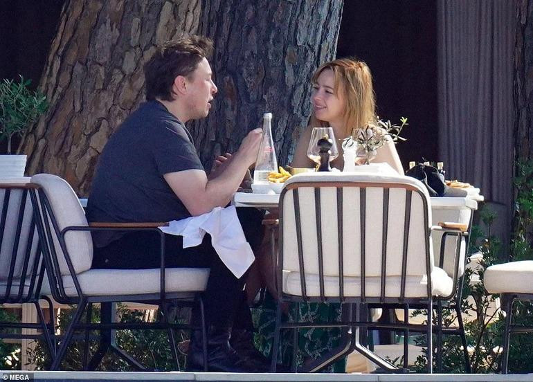 Elon Musk và Natasha tận hưởng kì nghỉ tại St. Tropez
