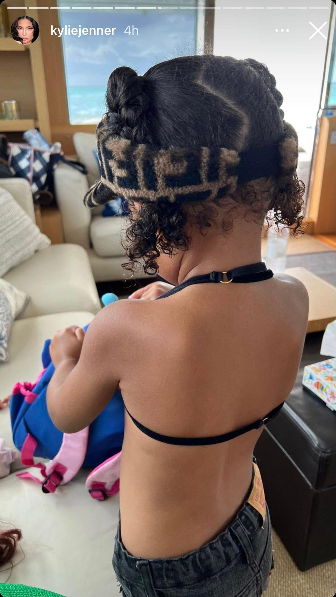 Bé Stormi với style siêu "chất" trên story của mẹ Kylie