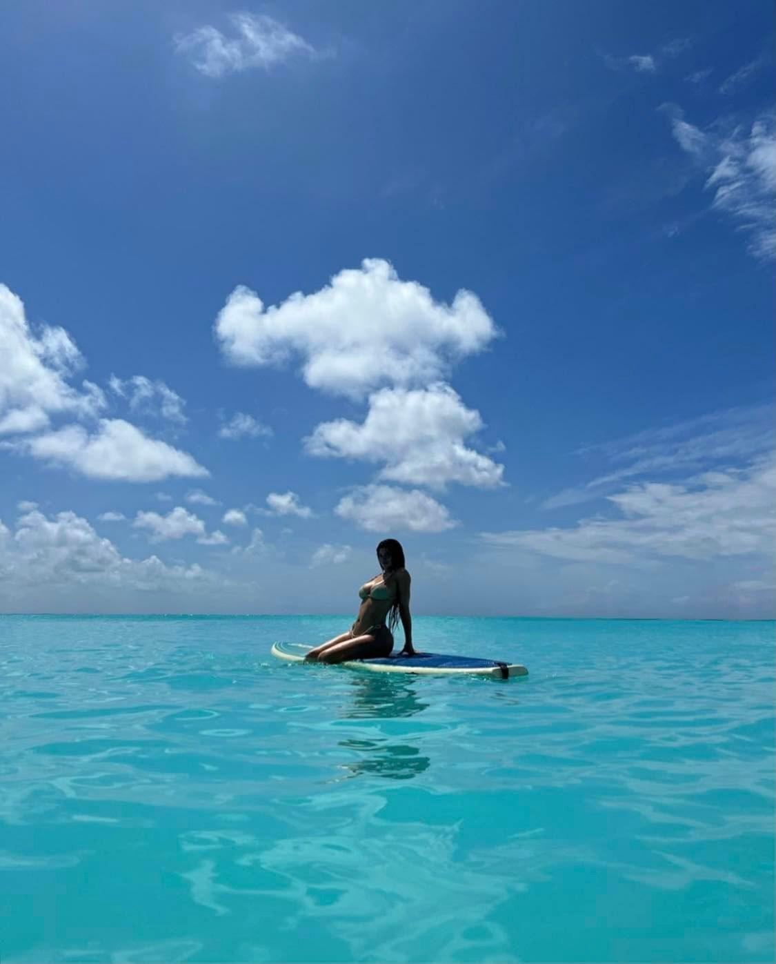 Kylie Jenner lấy lại vóc dáng đồng hồ cát "bốc lửa" chỉ 3 tháng sau sinh