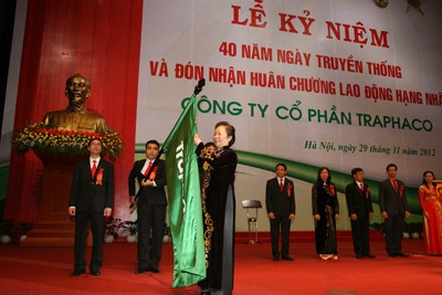 Bà Nguyễn Thị Doan - Ủy viên TƯ Đảng, Phó Chủ tịch nước trao tặng Huân chương Lao động hạng Nhất cho TRAPHACO. Bà Nguyễn Thị Doan - Ủy viên TƯ Đảng, Phó Chủ tịch nước trao tặng Huân chương Lao động hạng Nhất cho TRAPHACO